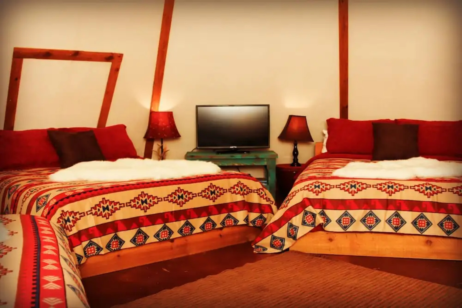 Geronimo Creek Retreat- Tipi 0 Bird Sings