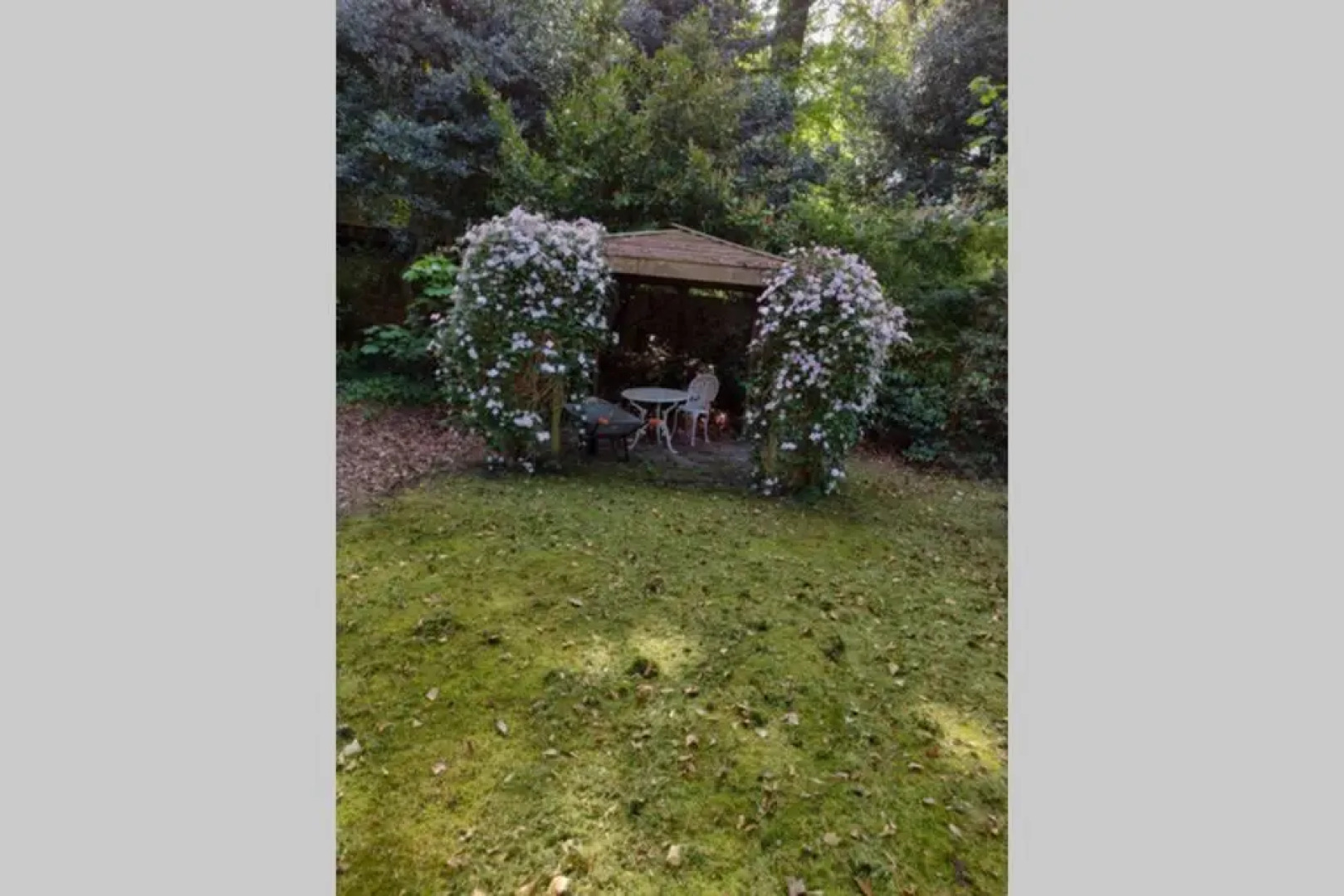 Vrijstaande rietgedekte villa nabij uitvalswegen