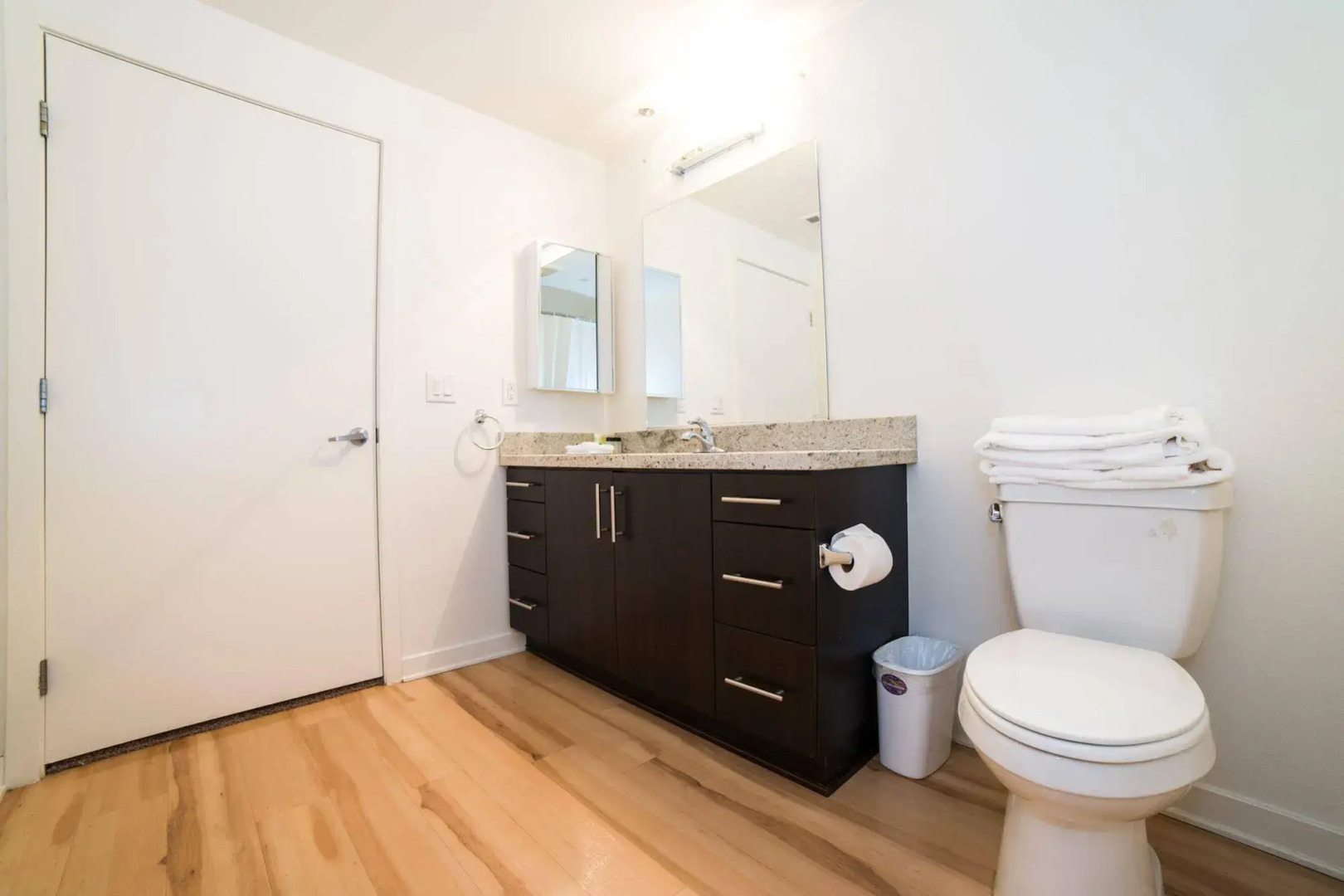 Ginosi Wilshire Apartel