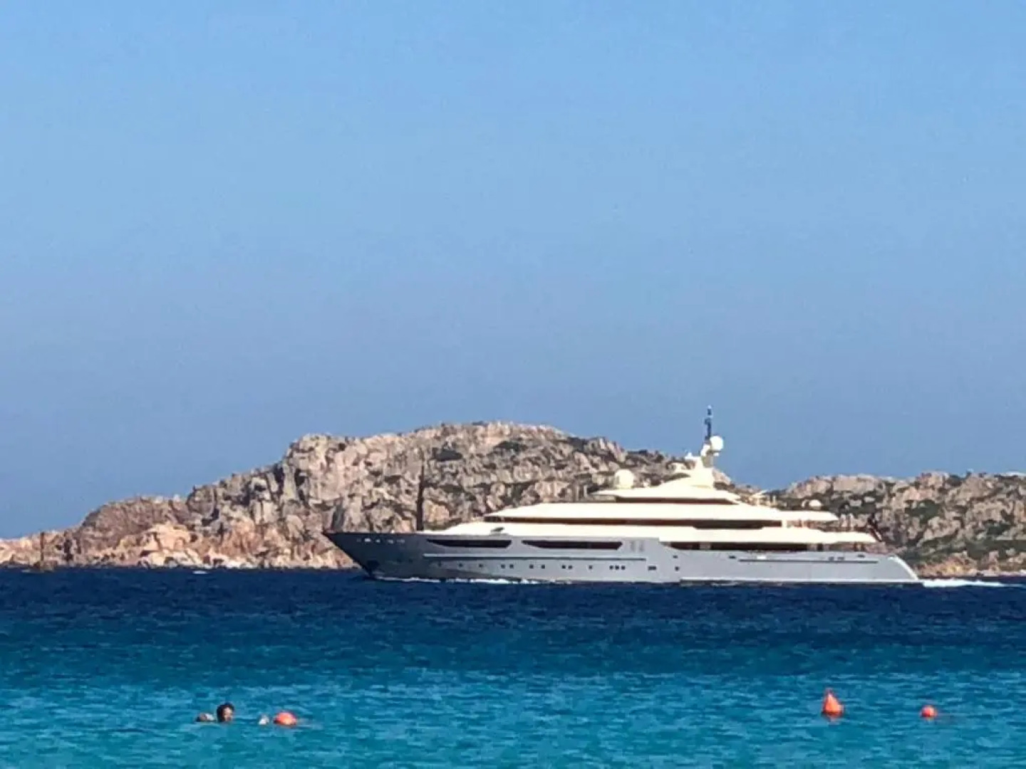 Casa Souad, a cheerful and charming beach view 2 bedroom house and free parking