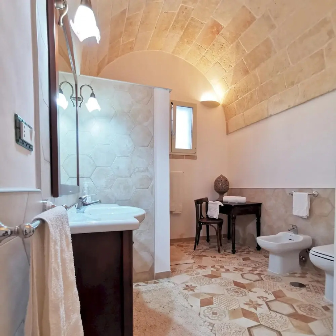 Antico trullo ristrutturato con piscina e giardino