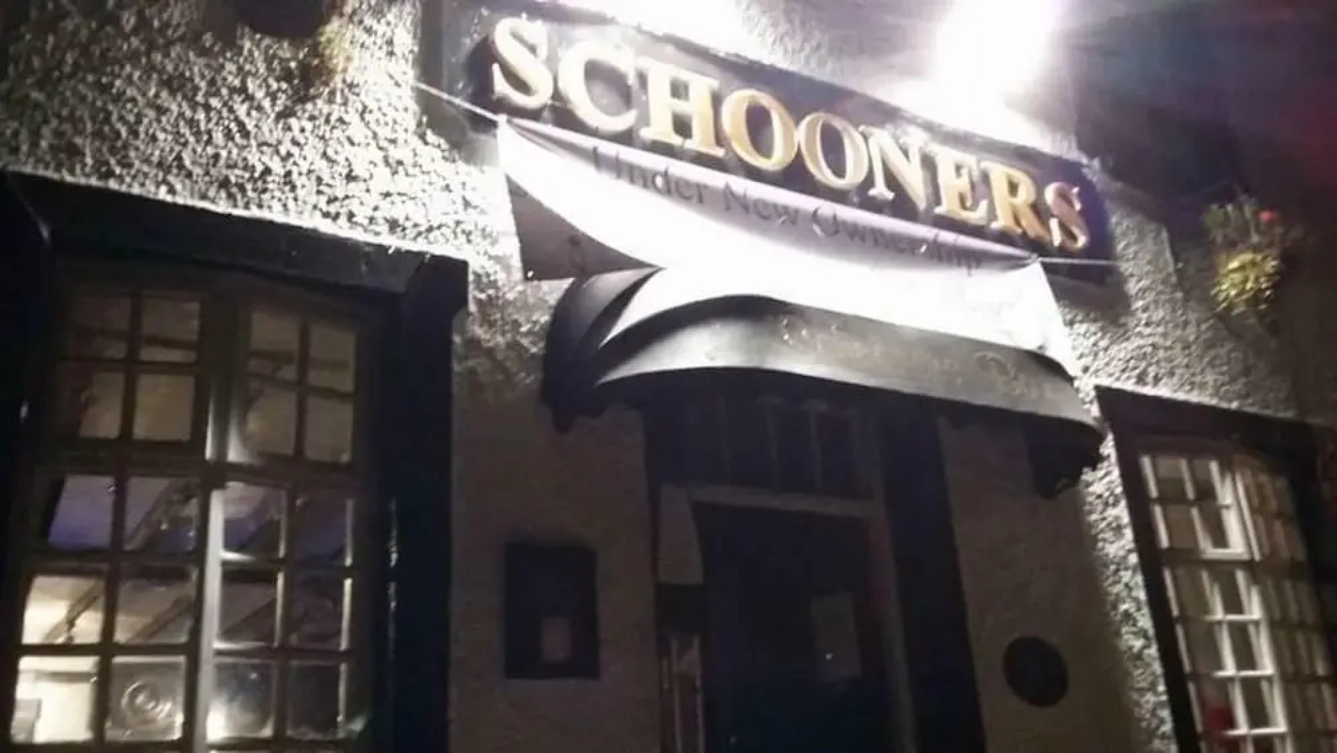 Stunning 2-bed Apartment Above Schooners Bar