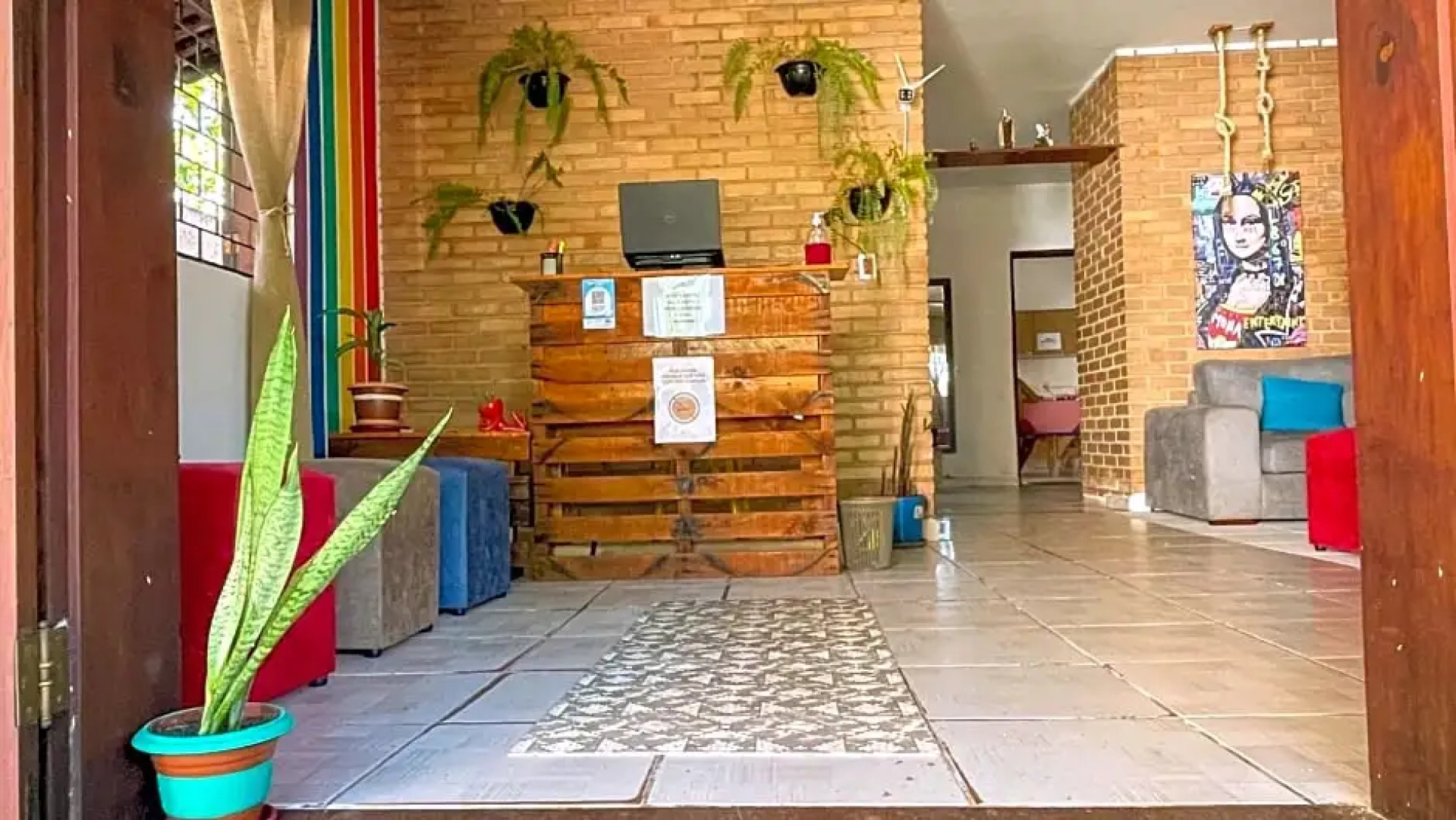 Pousada Hostel São Jorge ------Quartos priv com ar condicionado Liberado das 20h as 08 30hs 1 minuto a pé da praia