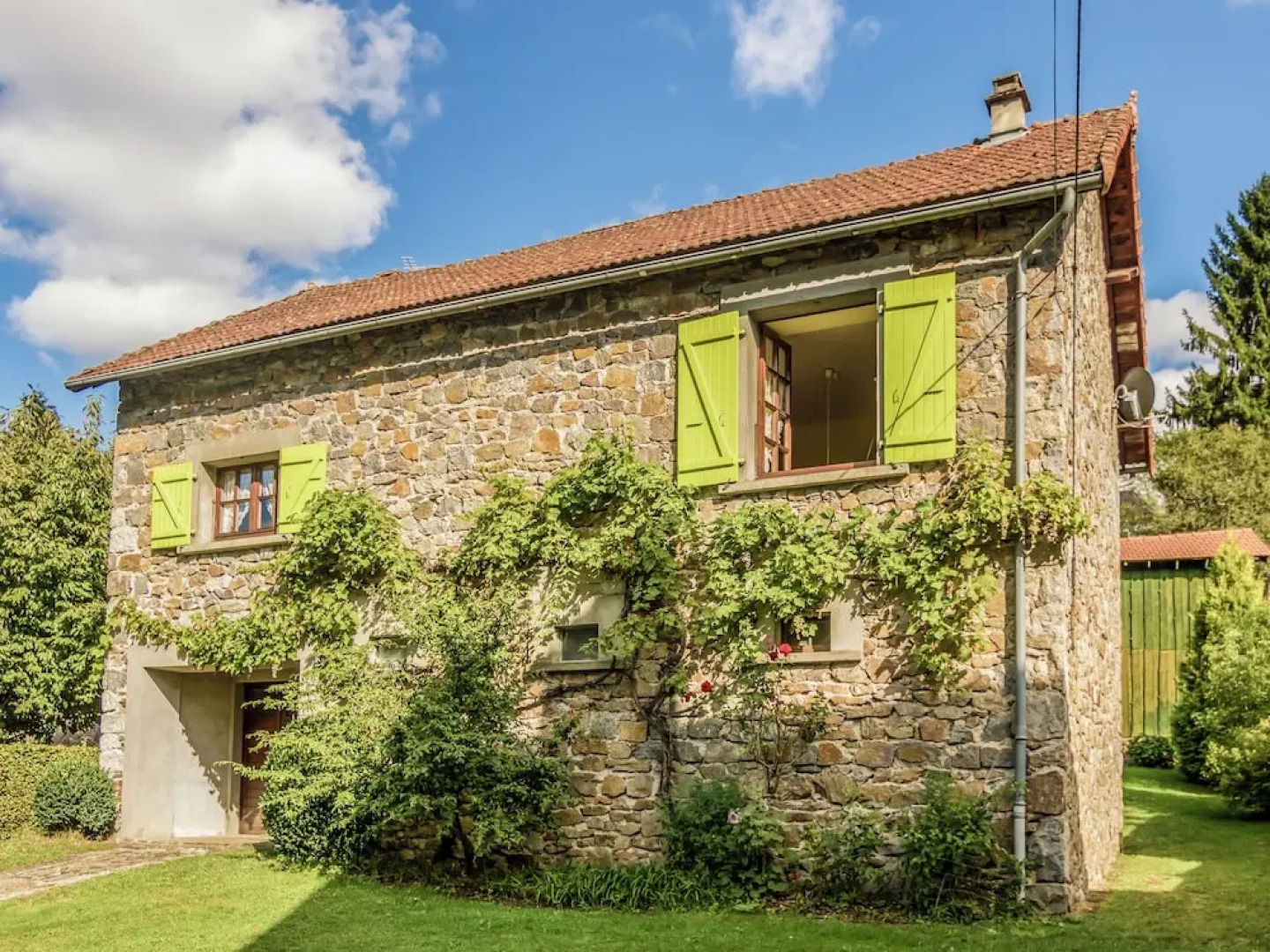 Peaceful Holiday Home in Bort-les-orgues Near the River
