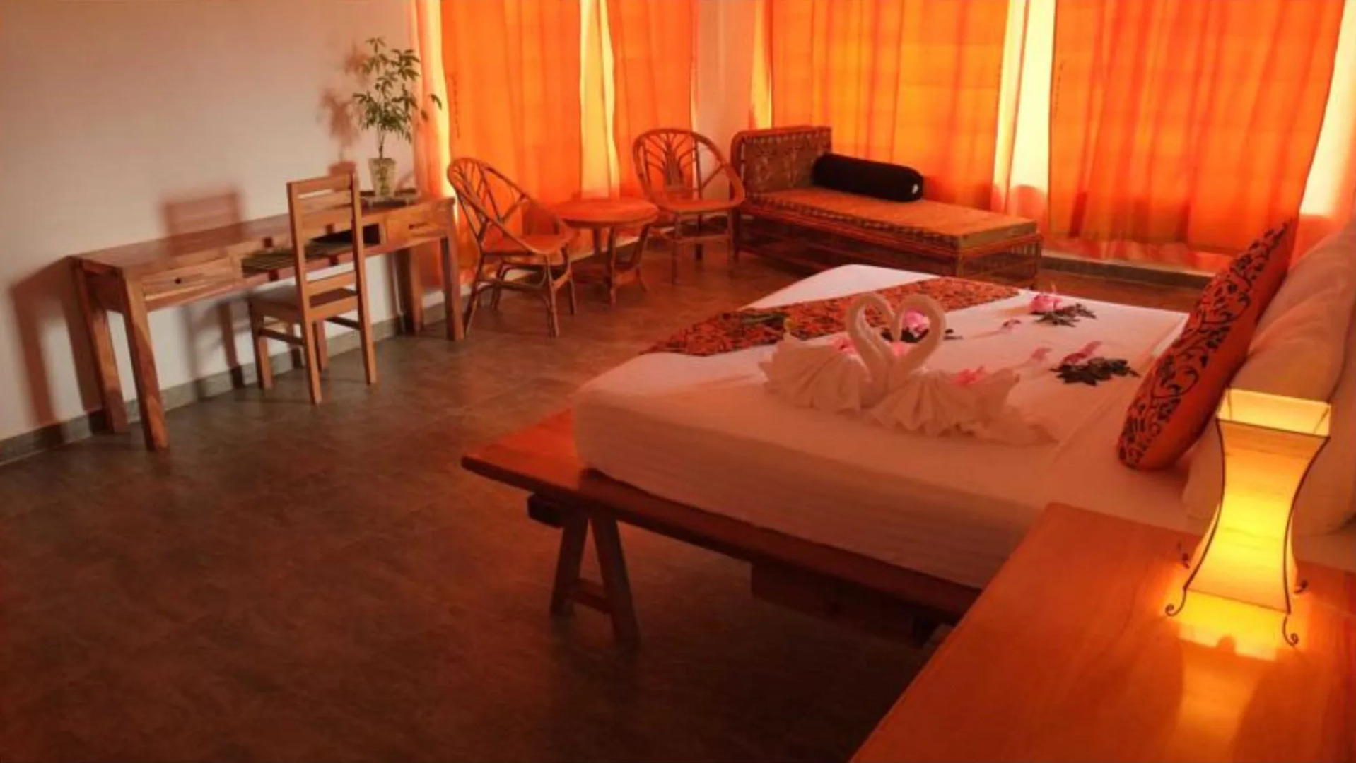 Two Moons Hotel - Hostel