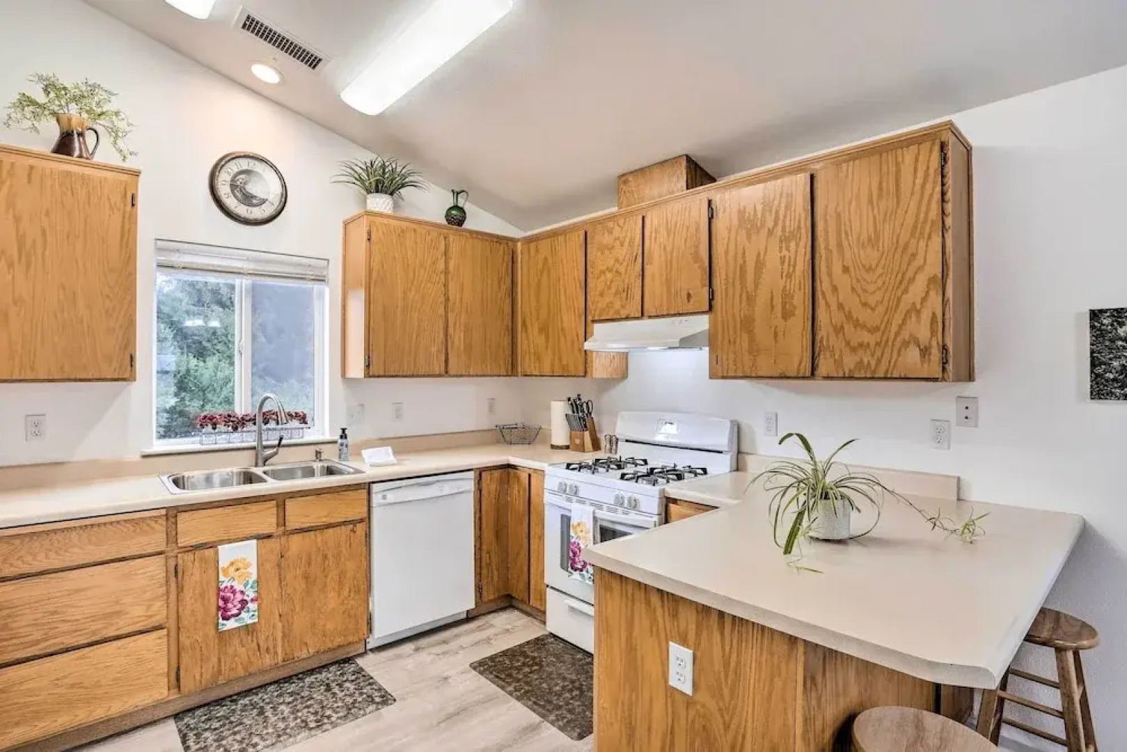 Mount Shasta Escape w/ Balcony ~ Walk to Dtwn