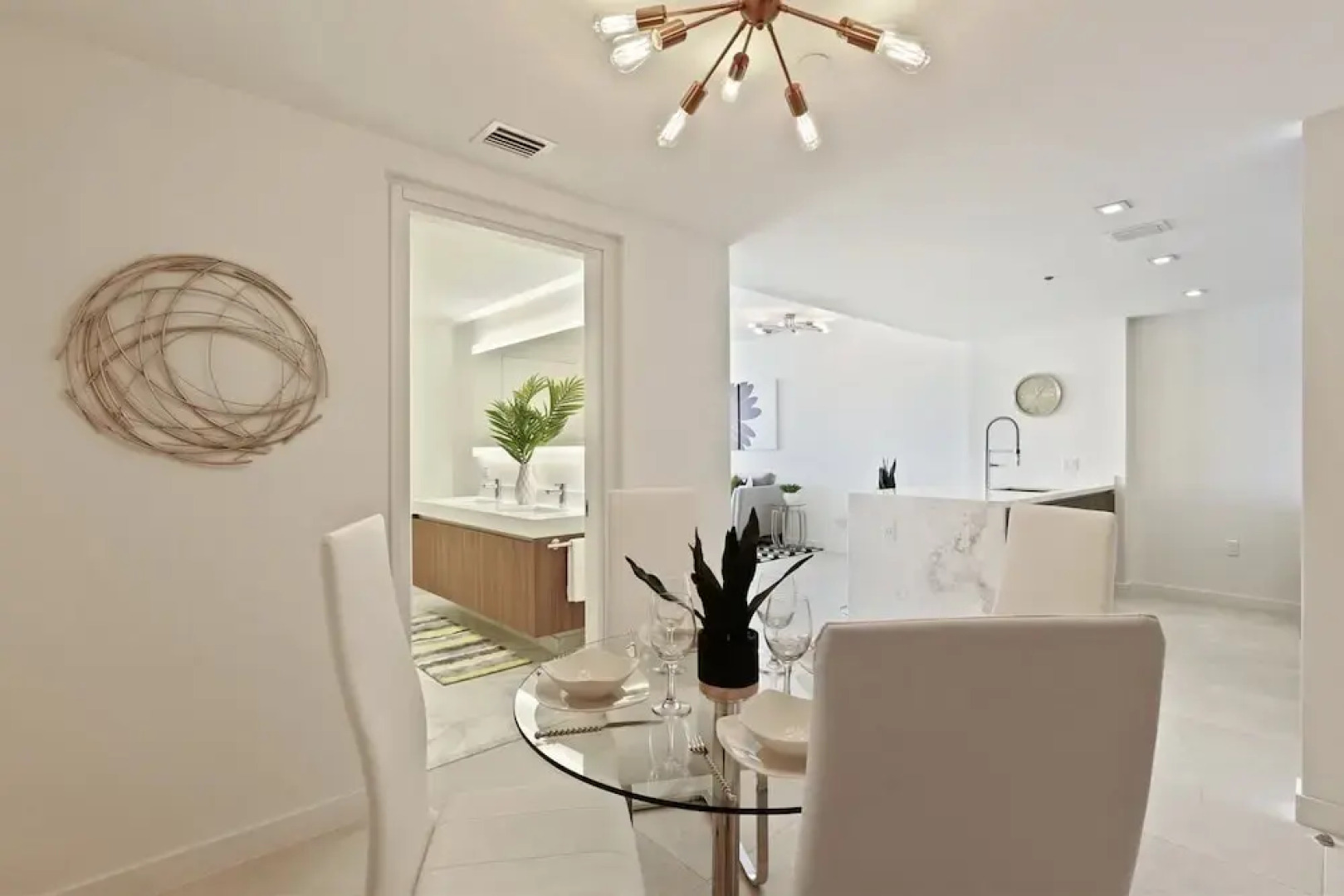 Top Fort Lauderdale Condo 7th Floor - Private and Sanitized, Hotel Amenities, Free Parking for Stays Over 27 Days, 400 ft From the Beach. Hosted by Super Host!