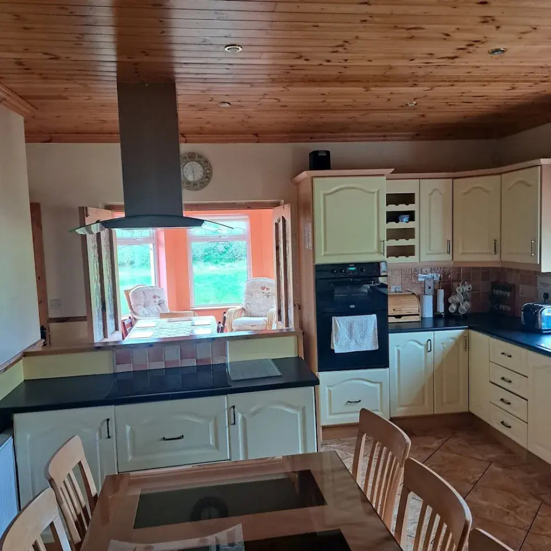 Spacious 6-bed House 10 Minutes From Knock Airport