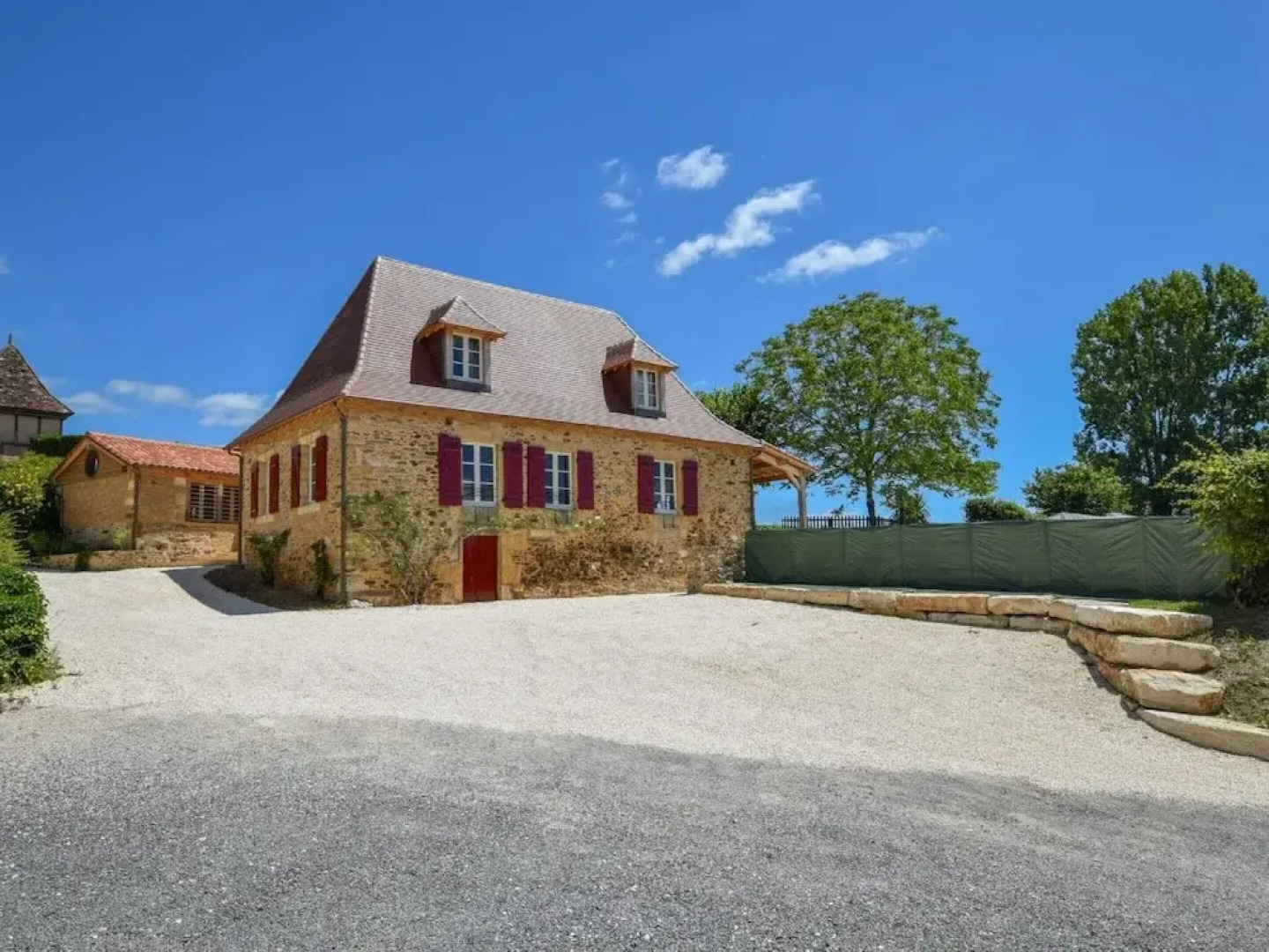 Hilltop Cottage With Pool