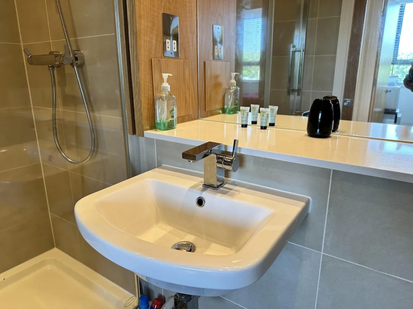 Condo Apartment With Workspace