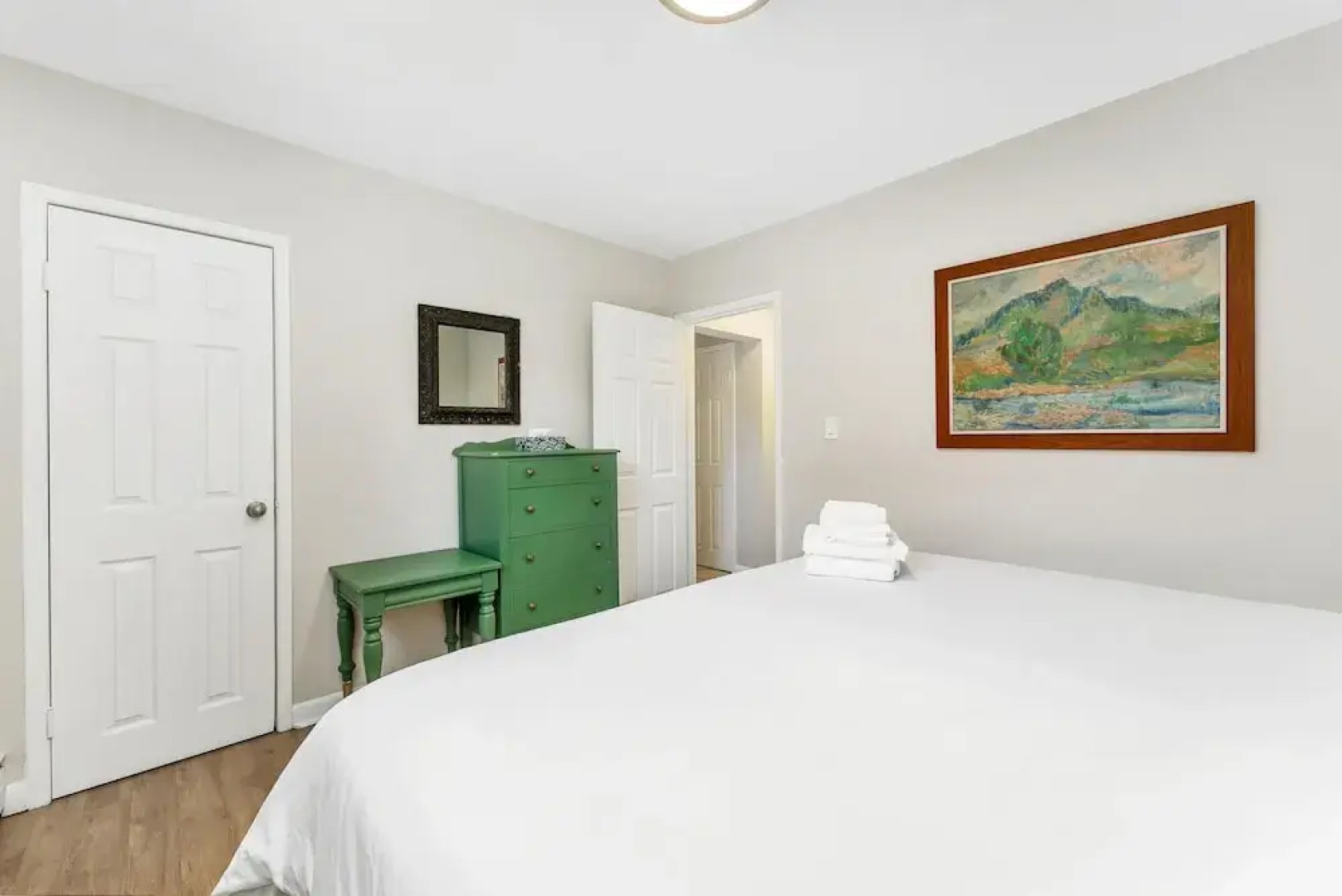 Private 2bdrm Newly Renovated - Furnished apt - U3