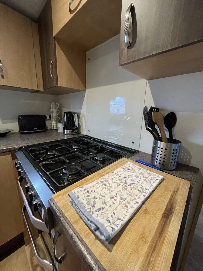 Caravan - Sleeps 10 - Pet Friendly - Parking