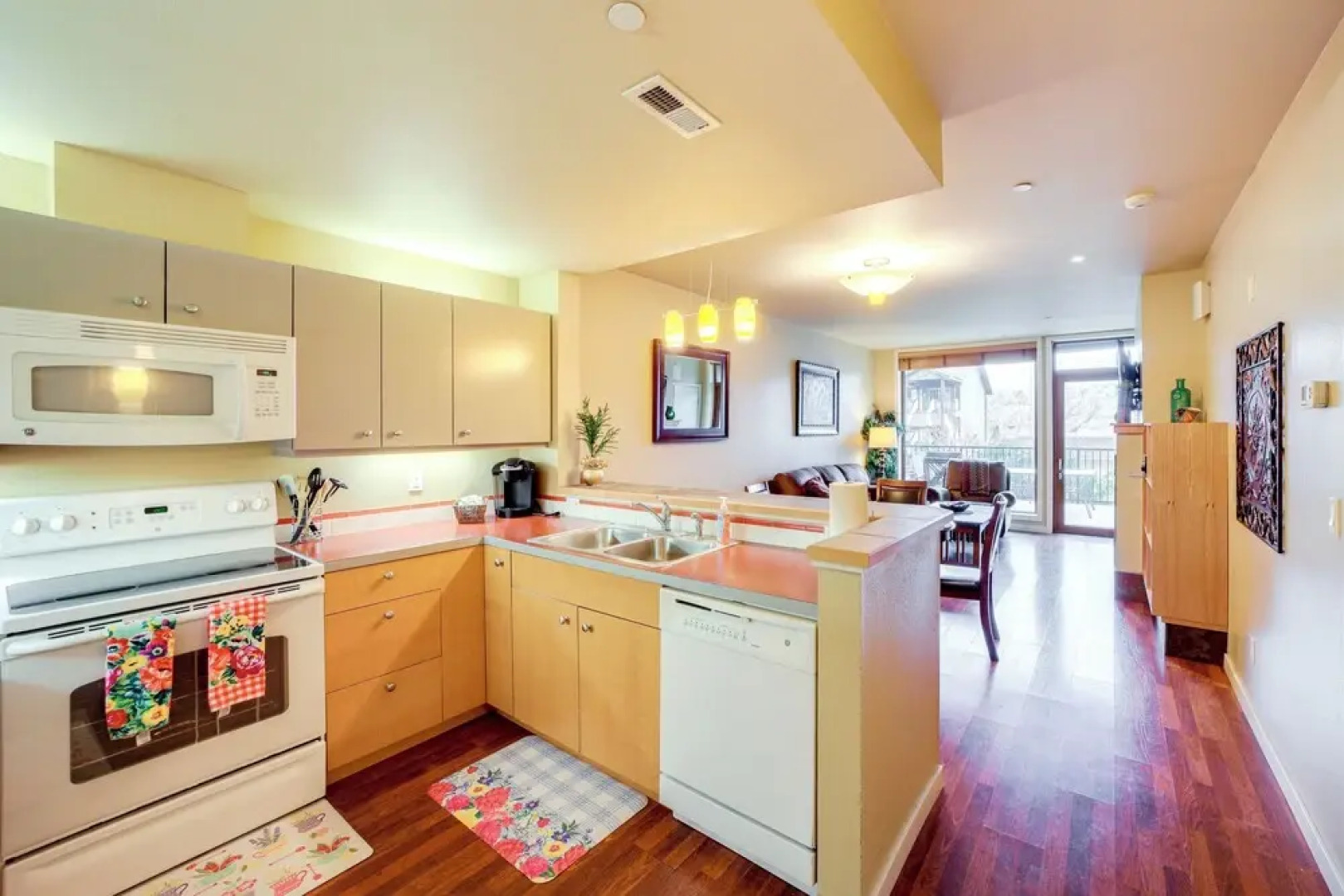 Walk to Lake Chelan: Condo w/ Pool Access