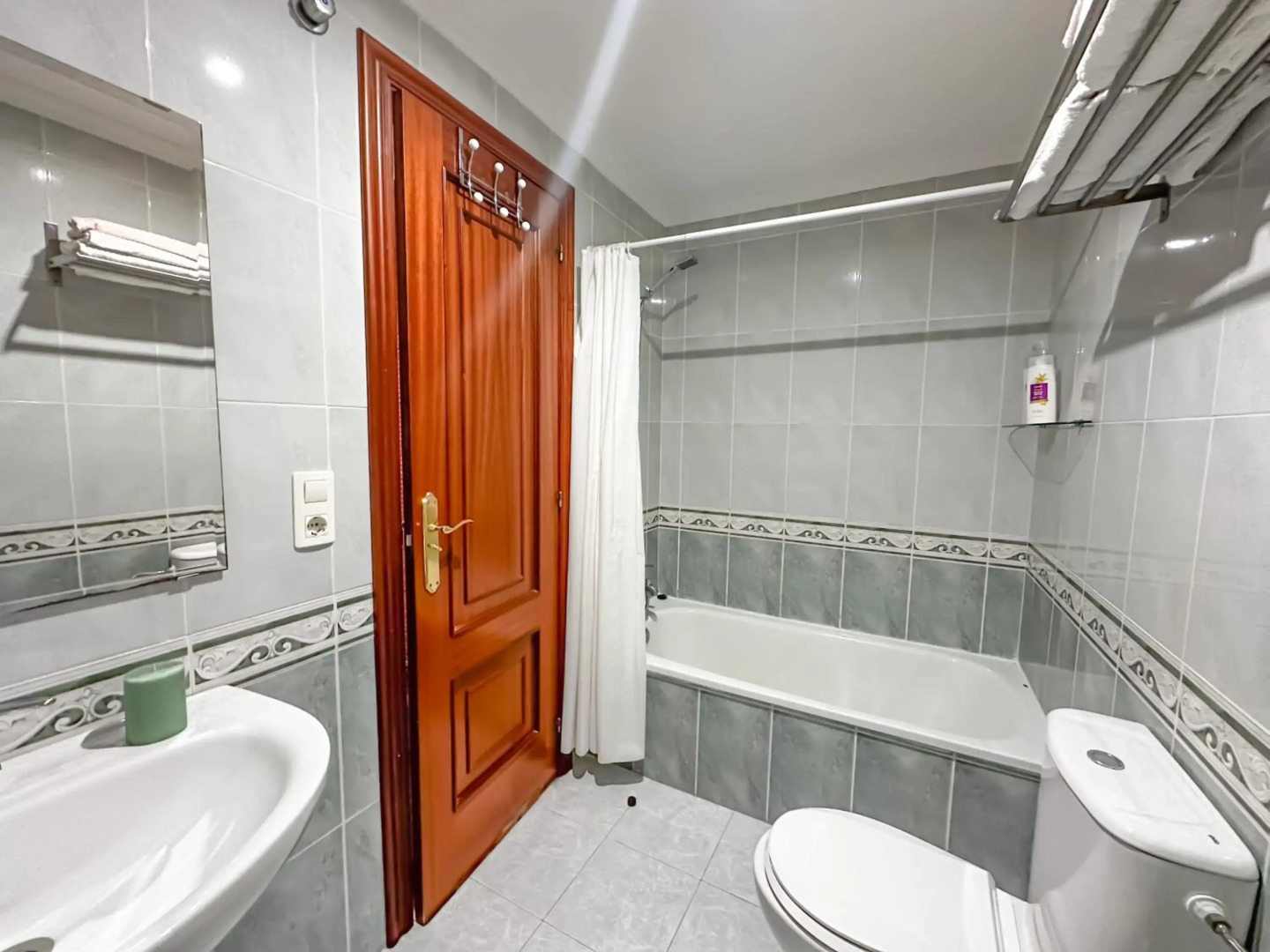 Apartamento completo, amplio, muy iluminado y con plaza de garaje incluida.