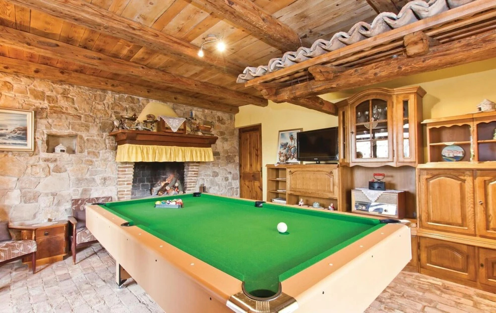 Awesome Home in Visnjan with Hot Tub, Sauna & WiFi