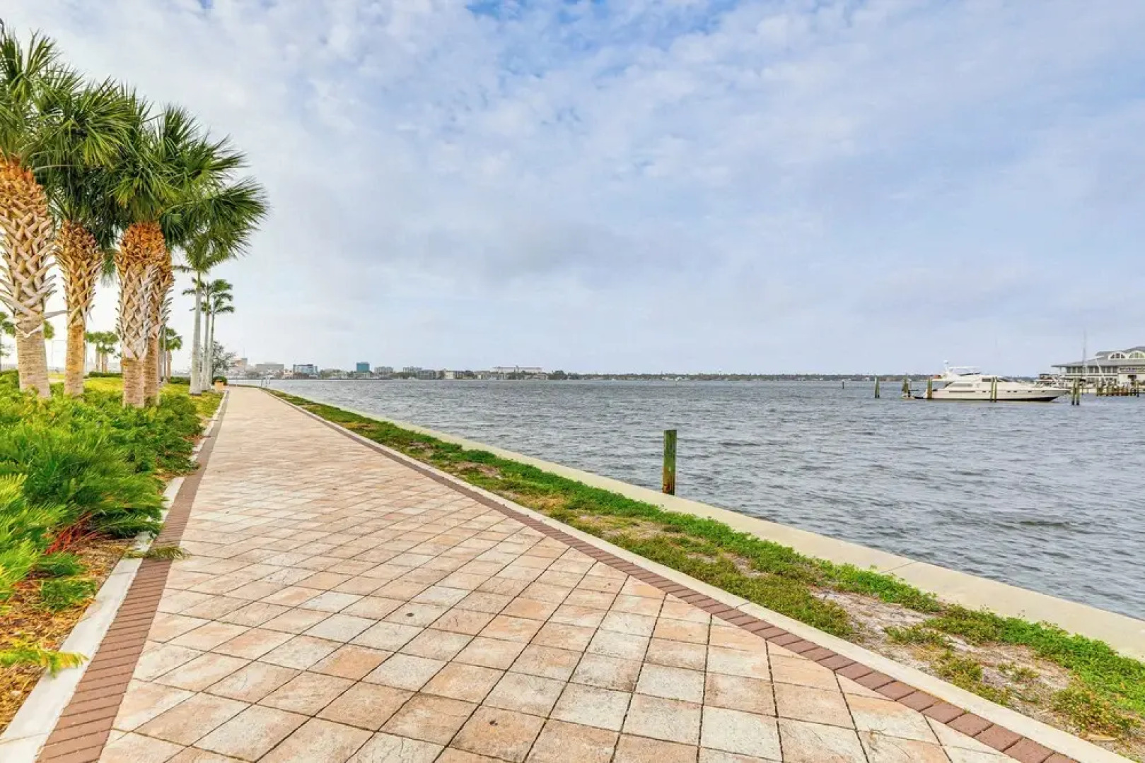 Walk to Manatee River: Palmetto Unit w/ Sunroom