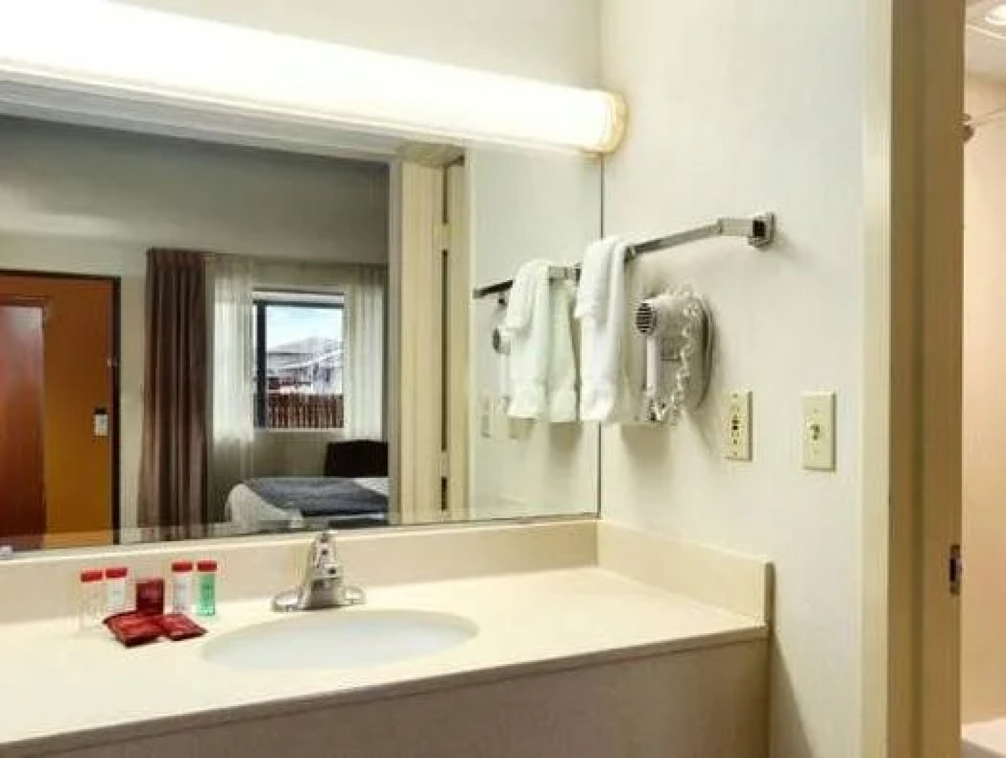 海斯大使酒店及会议中心(Hays Ambassador Hotel & Conference Center)