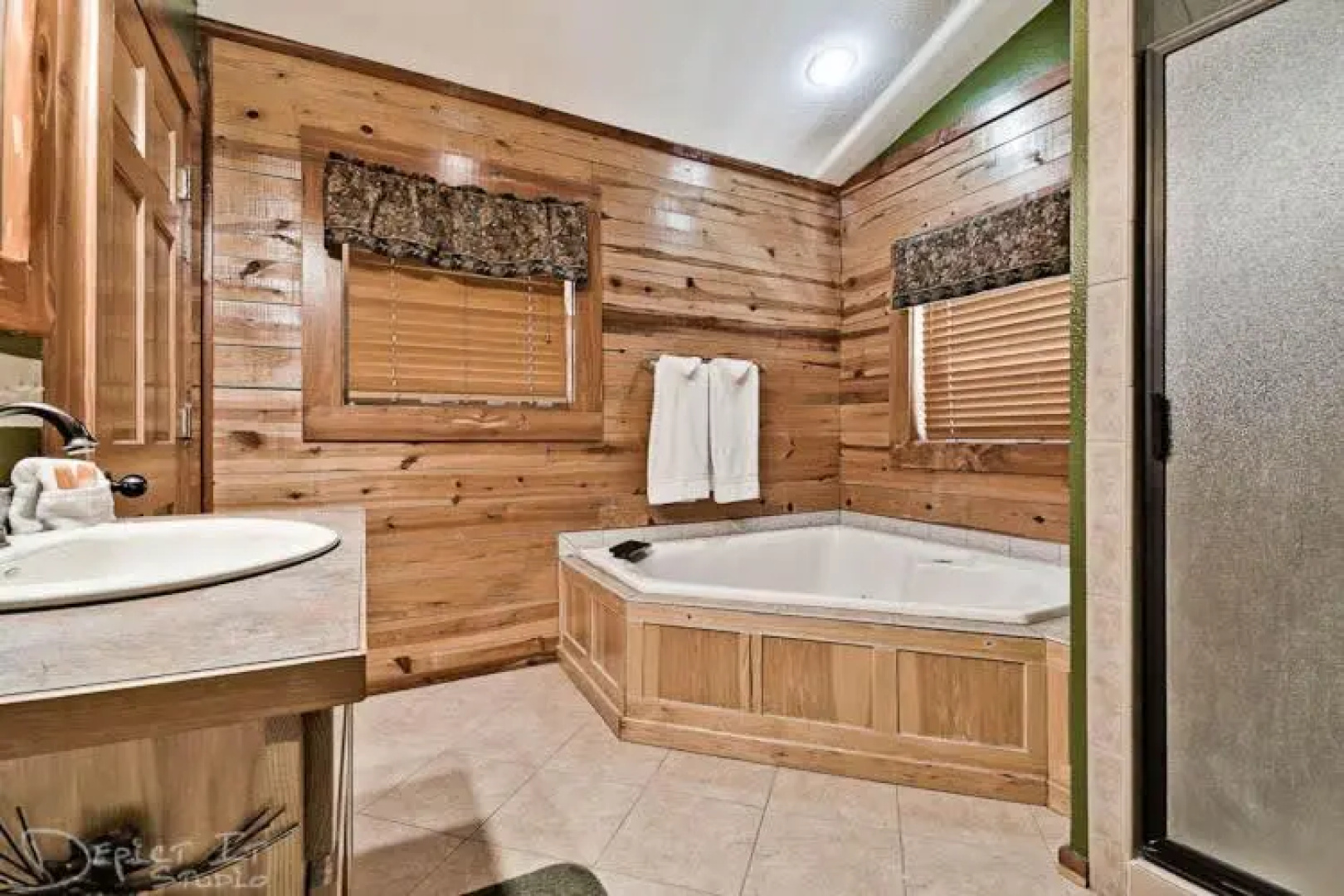 Secluded Cabin in the Woods! 2 story