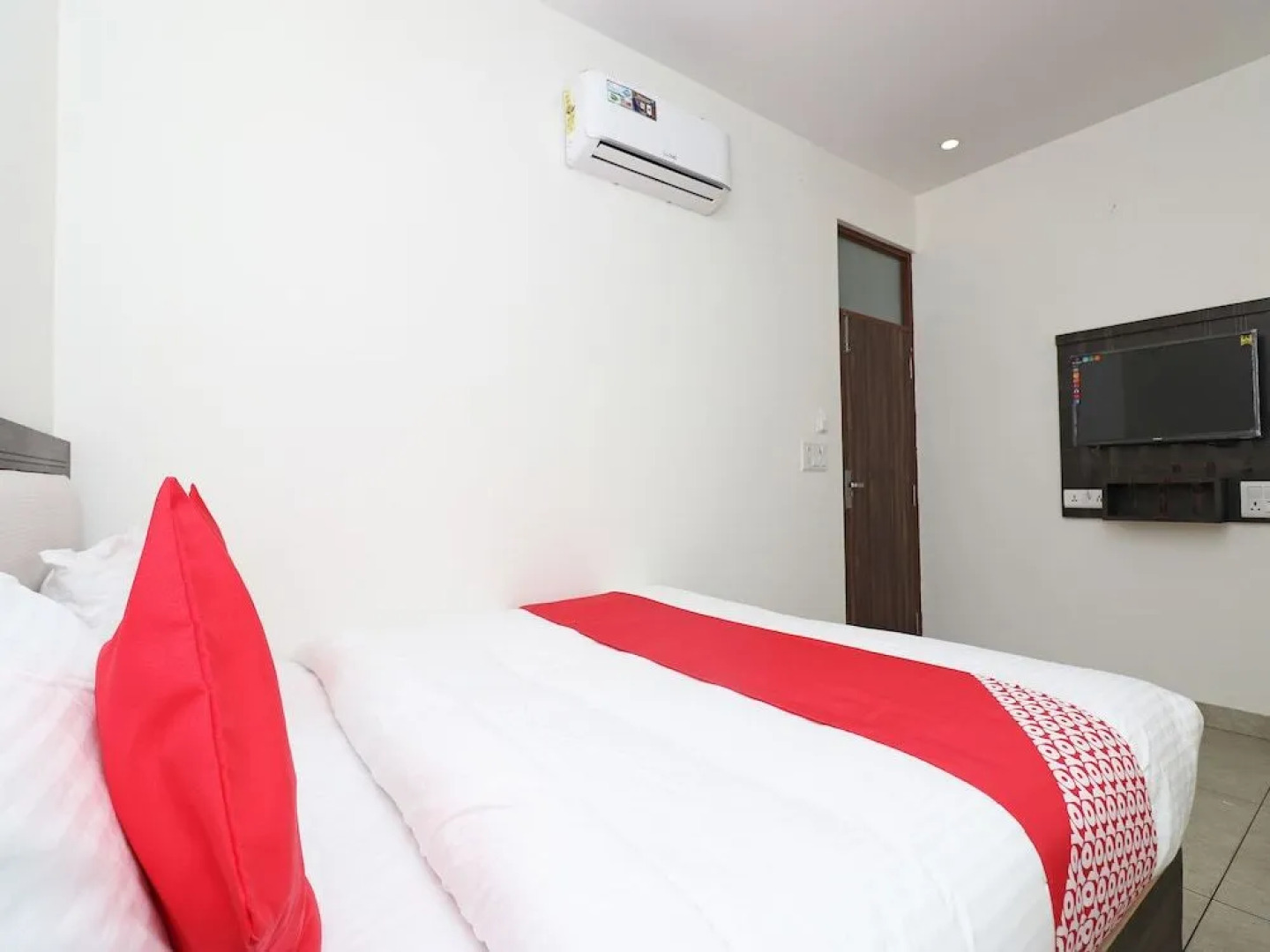 Oyo 28246 Rohtak Residency