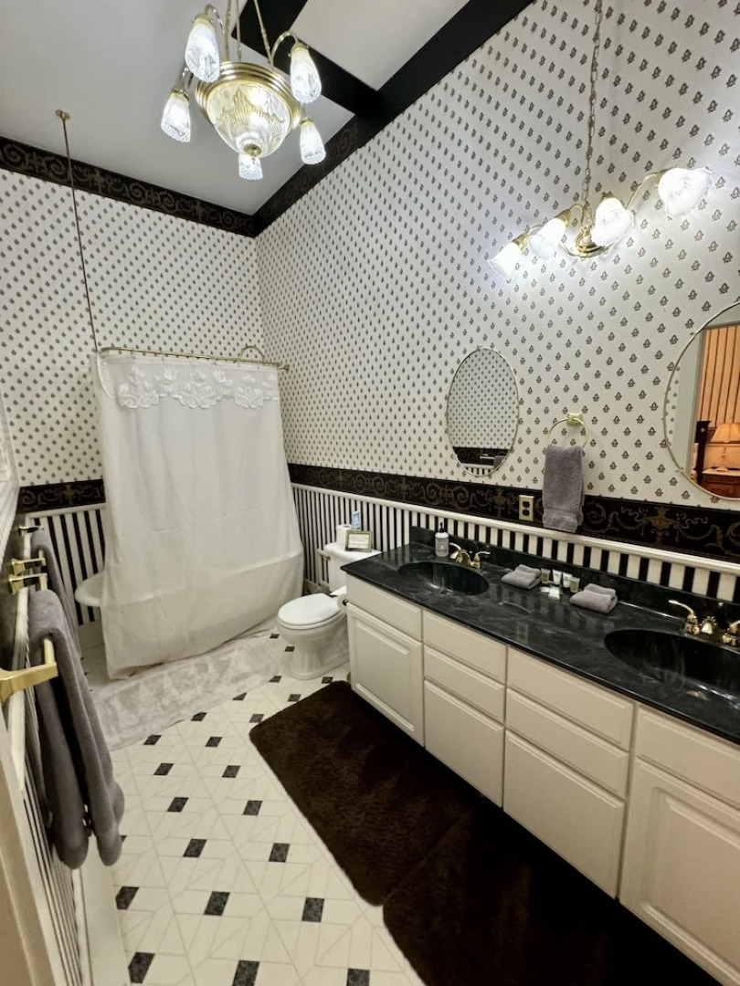 The Mine Shaft Inn Hotel & Hostel