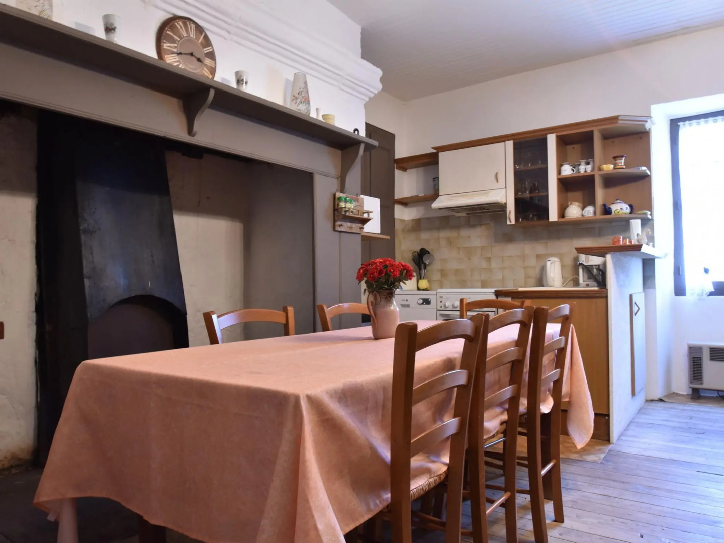 Vintage Holiday Home in Besse with Swimming Pool