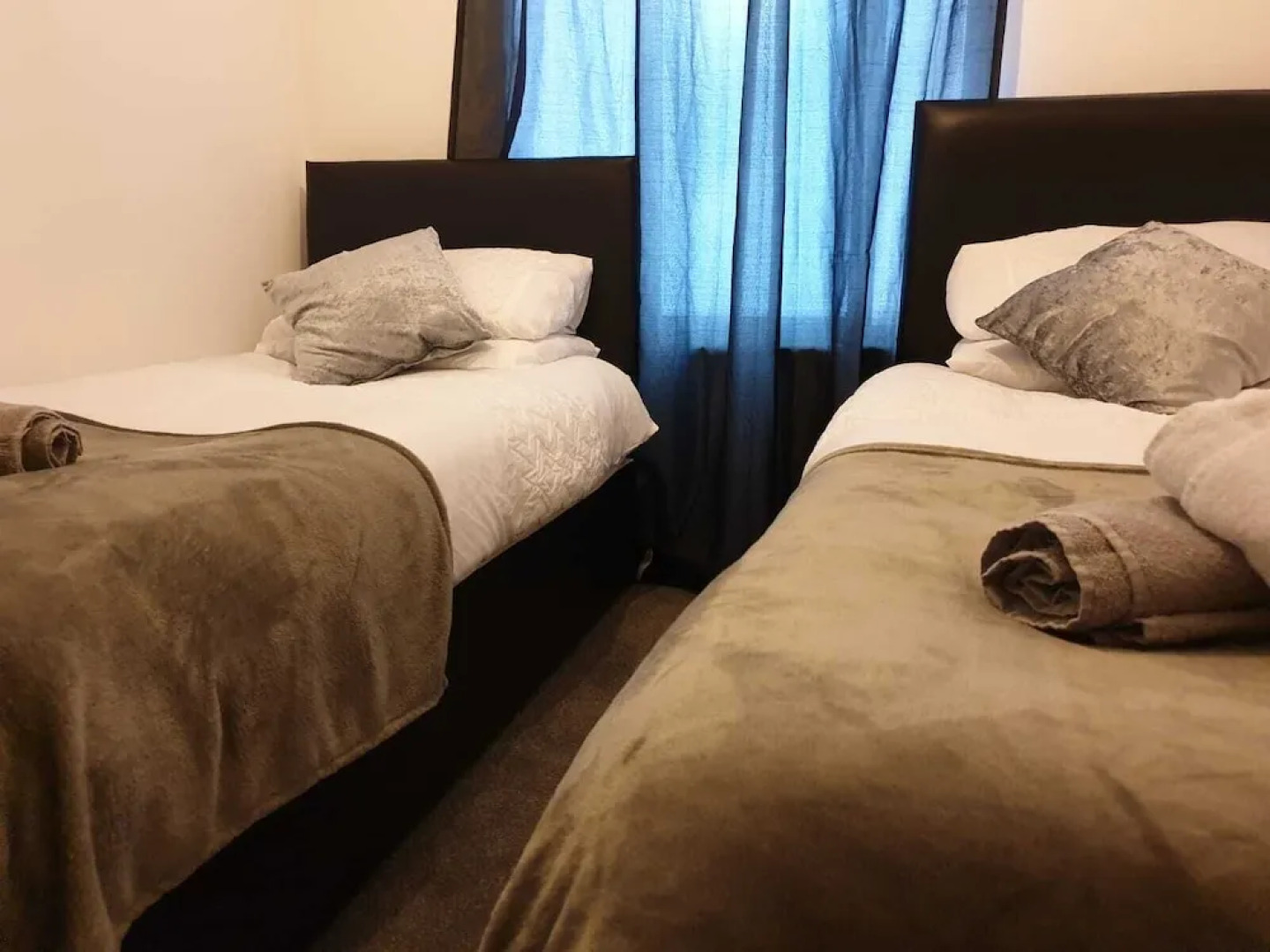 2 Bed Apartment B70 off M6 With Free Parking