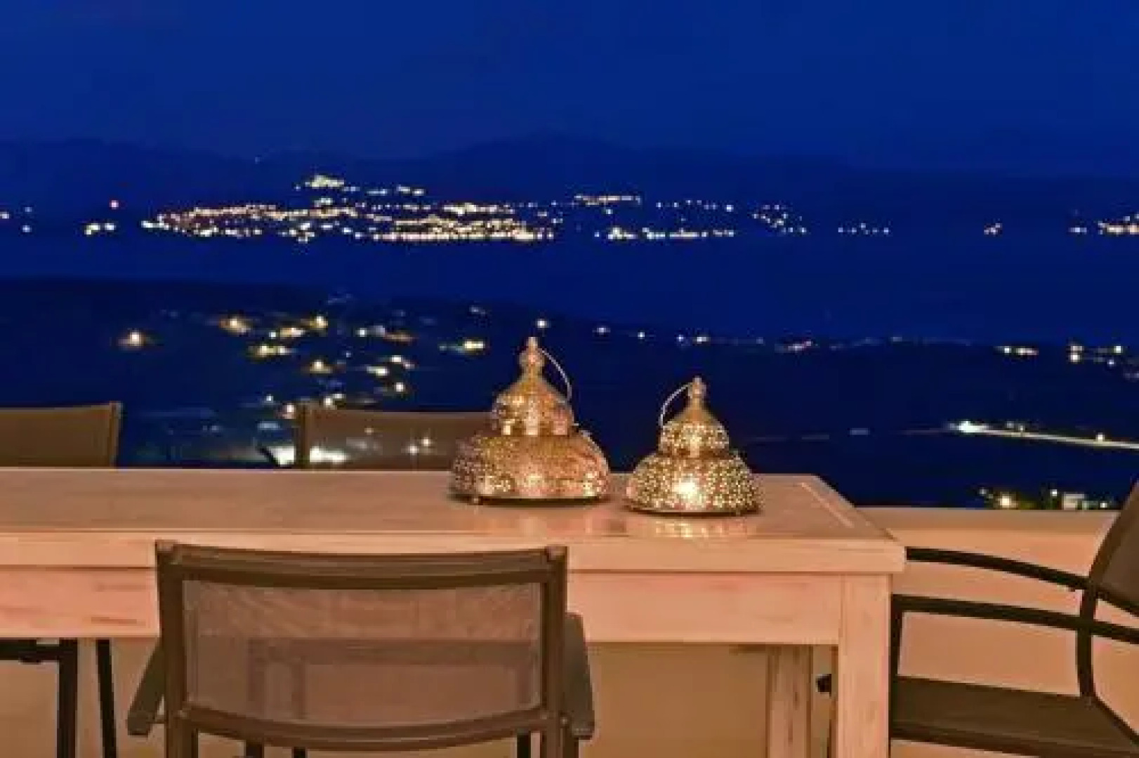 Villa Moonlight · Exquisite Villa for 10 with Pool, Helipad