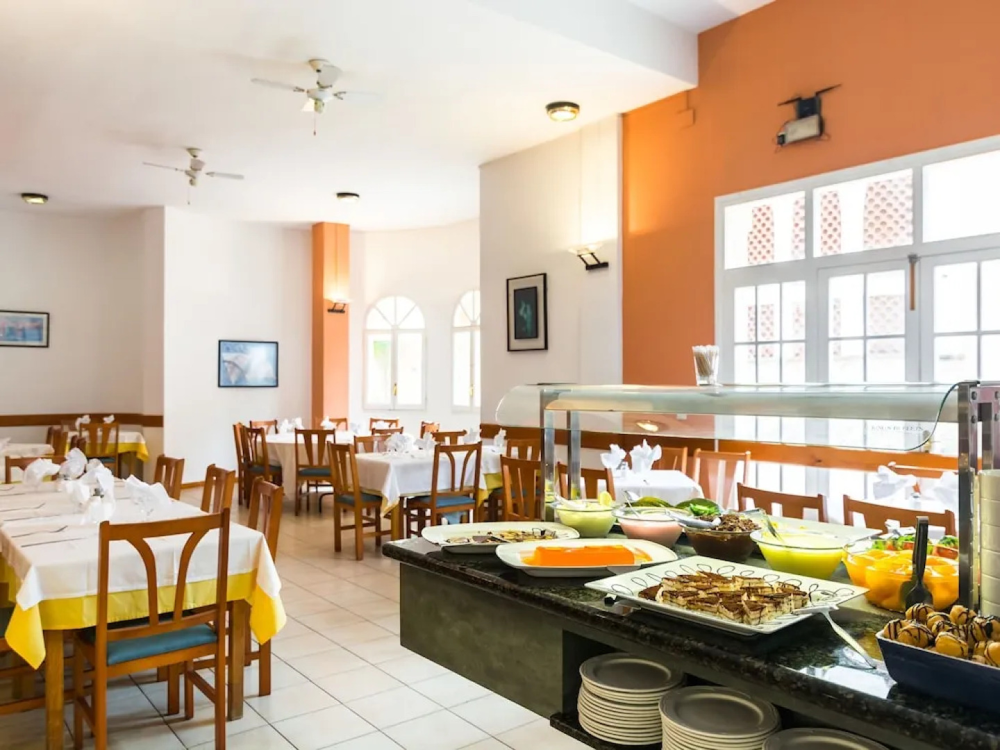 Alluring Apartment in Empuriabrava With Swimming Pool