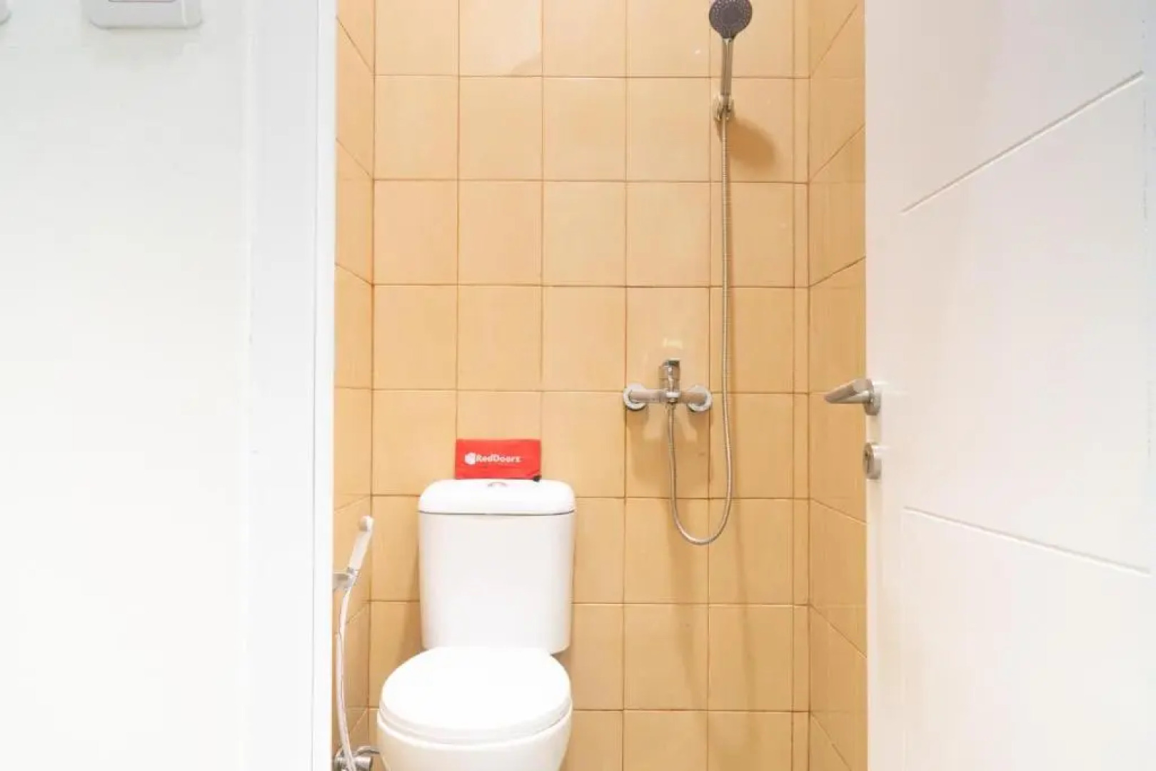 RedDoorz @ Garden Boulevard Citra Raya Tangerang