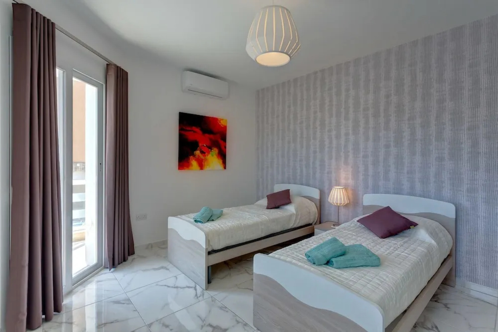 Luxury 2 Bedroom Apartment by the Sea