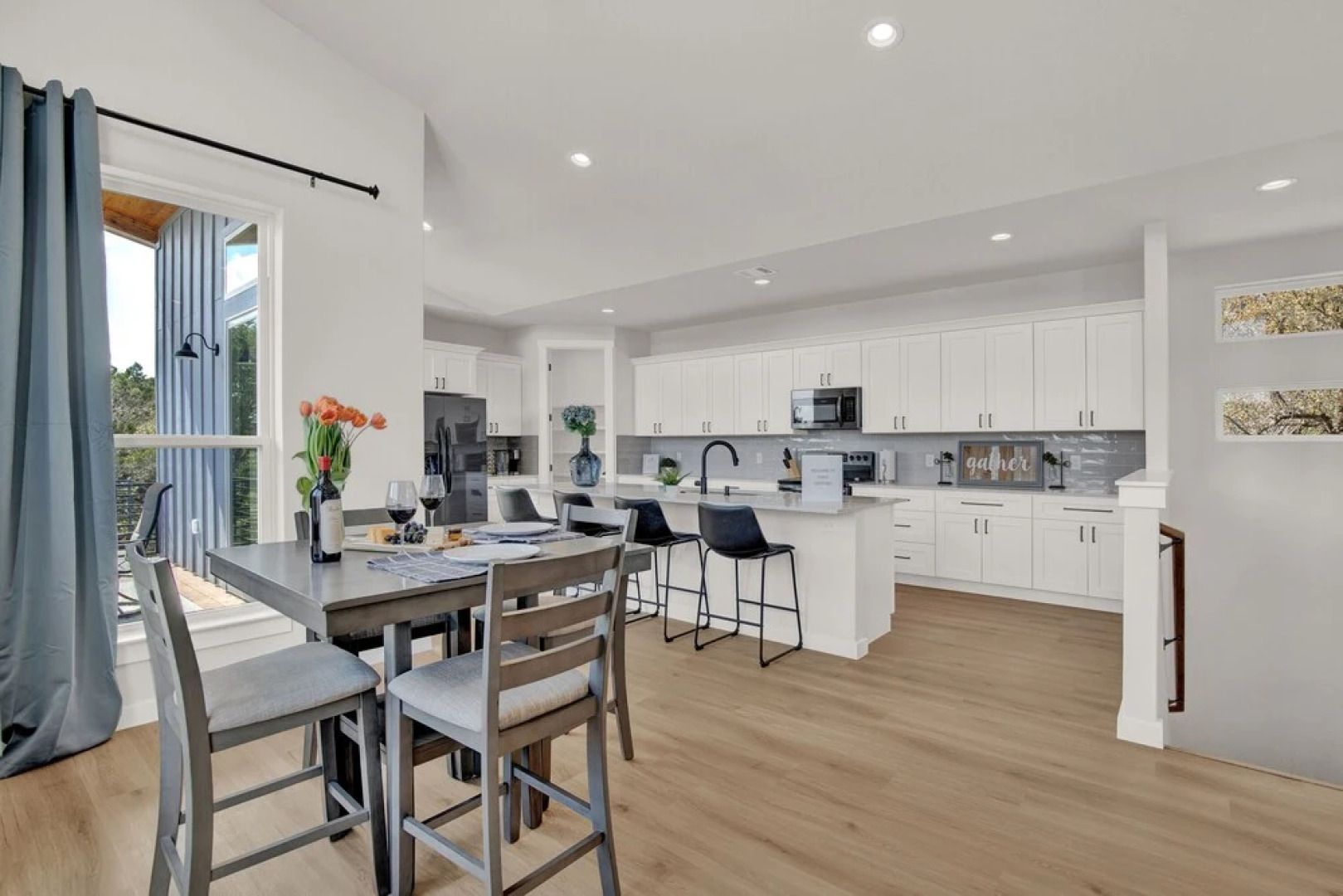 Stunning Lake Home W/pool-beach-gym-boat Access