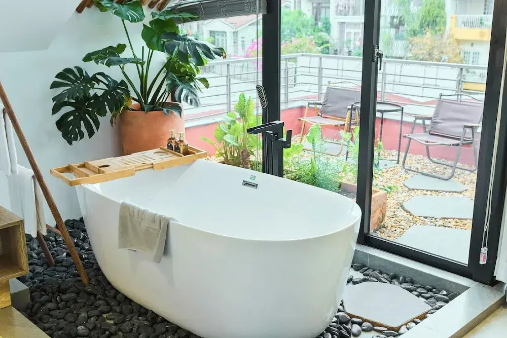 Kin Wander Tan Phong, The Moonage