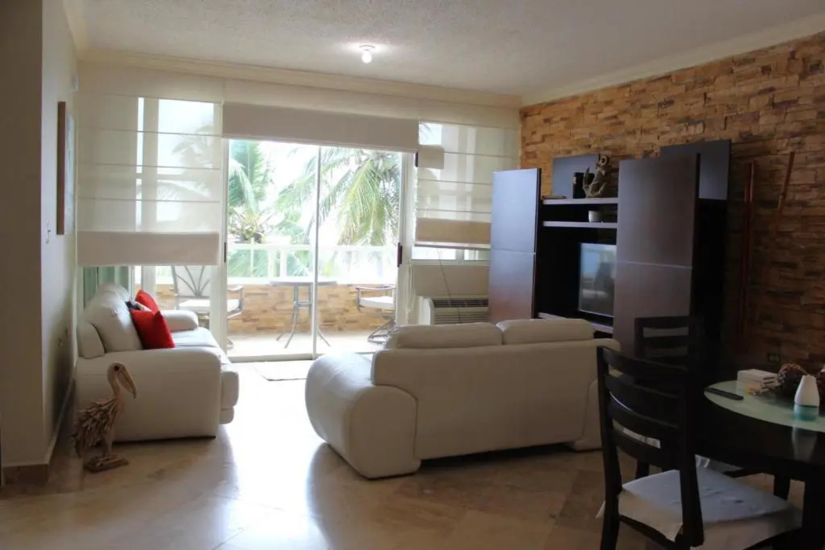 Beachfront 2 bdr apt with beautiful views