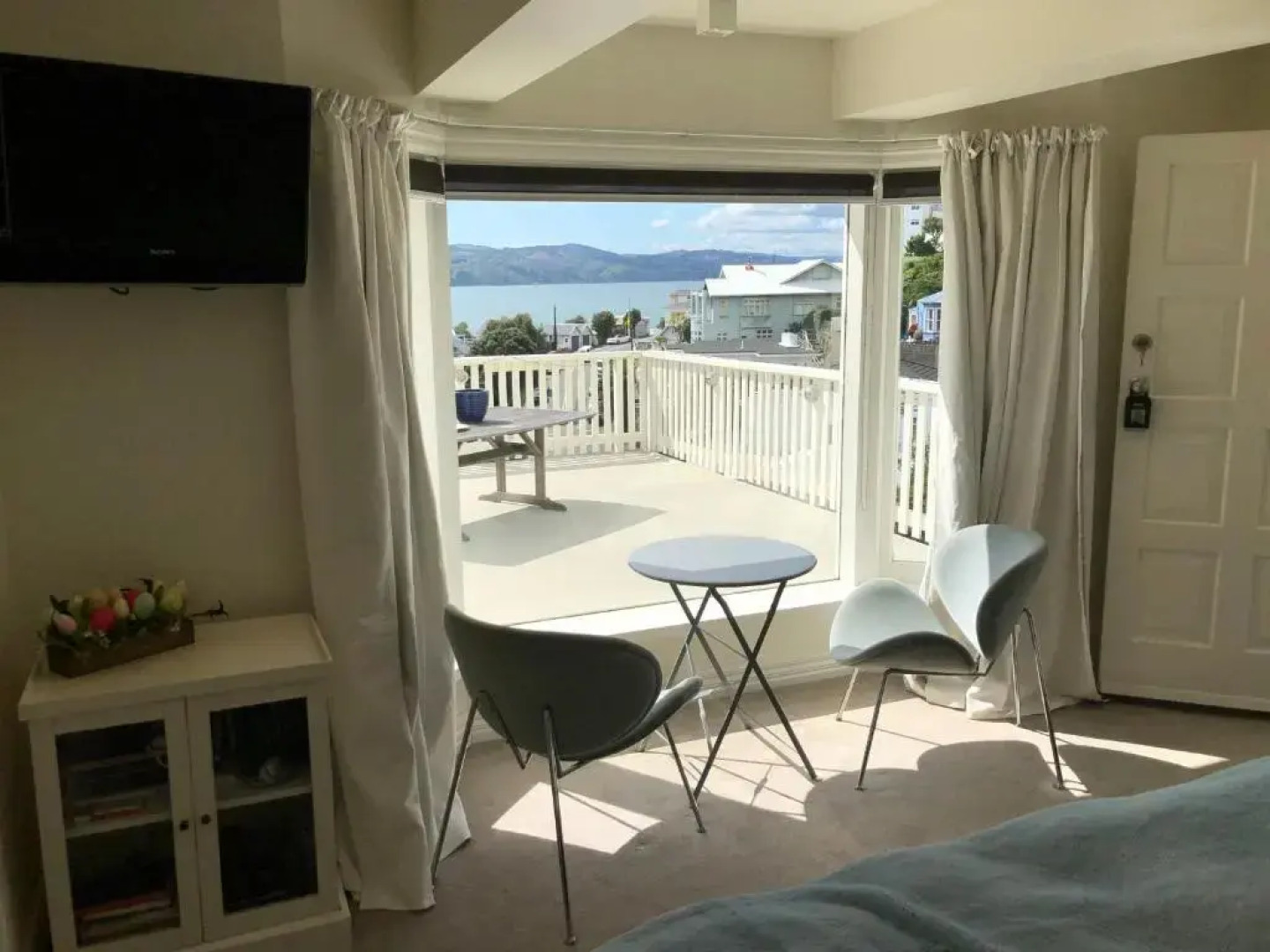 Private Luxurious Studio w Outdoor Living & Views!