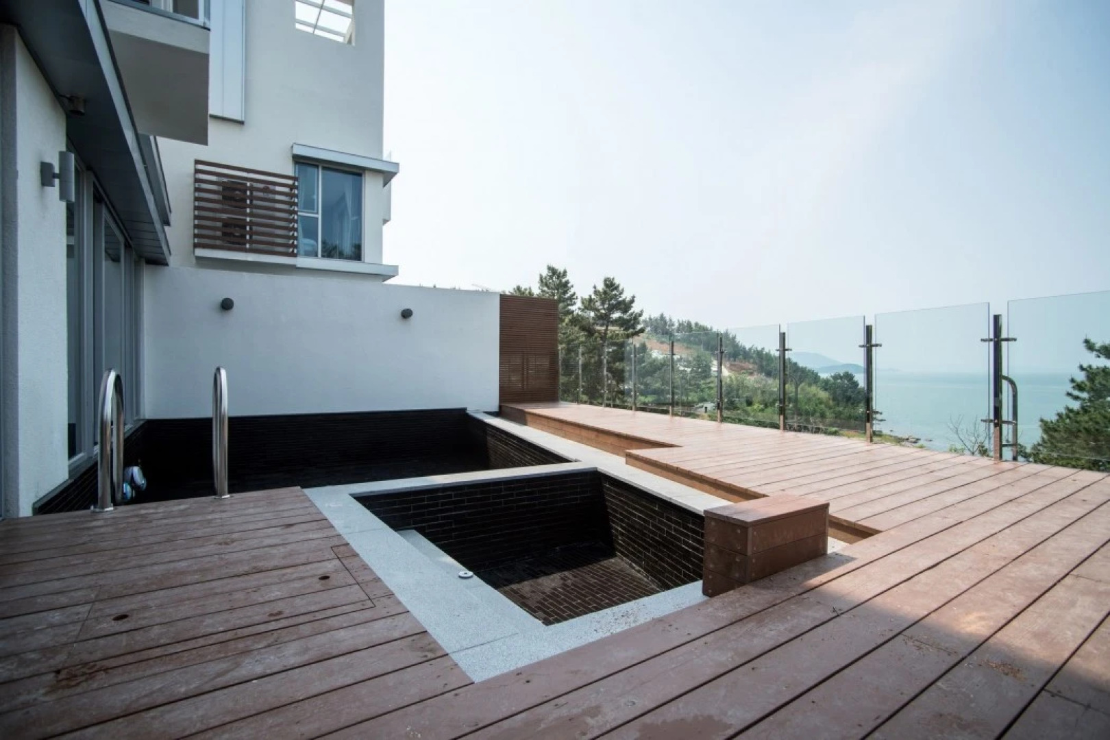 La Terrace Club Hotel & Villa