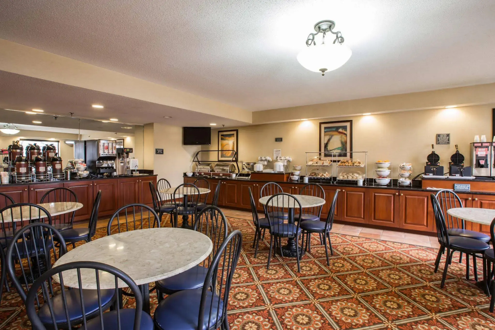 Comfort Suites Outlet Center