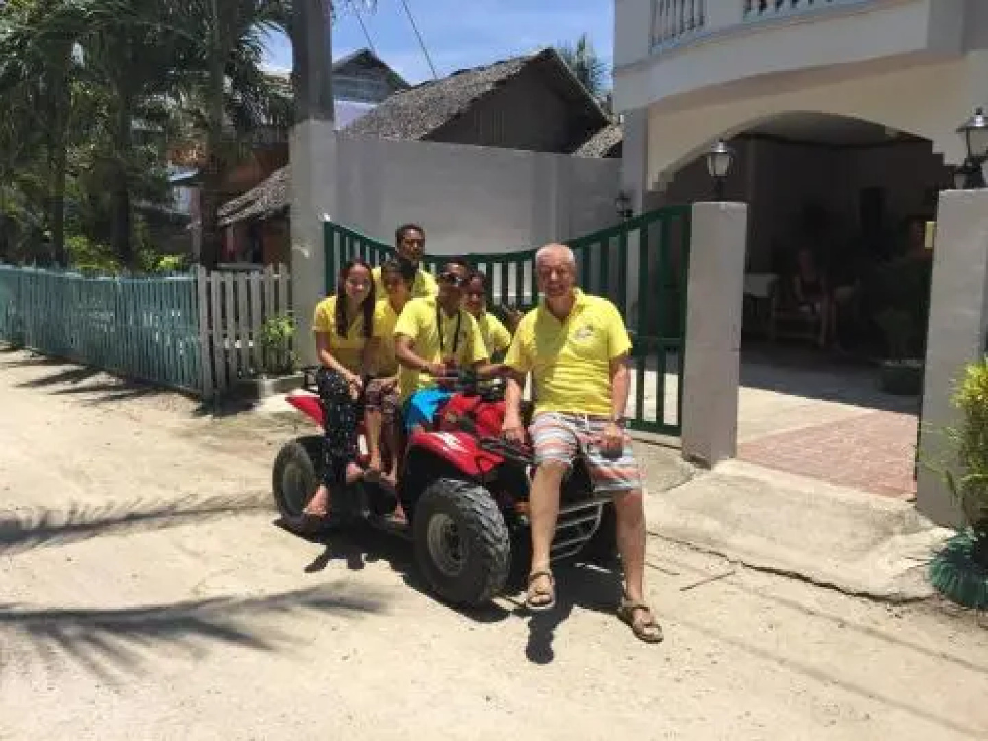 White Beach Dive & Kite Resort Carabao