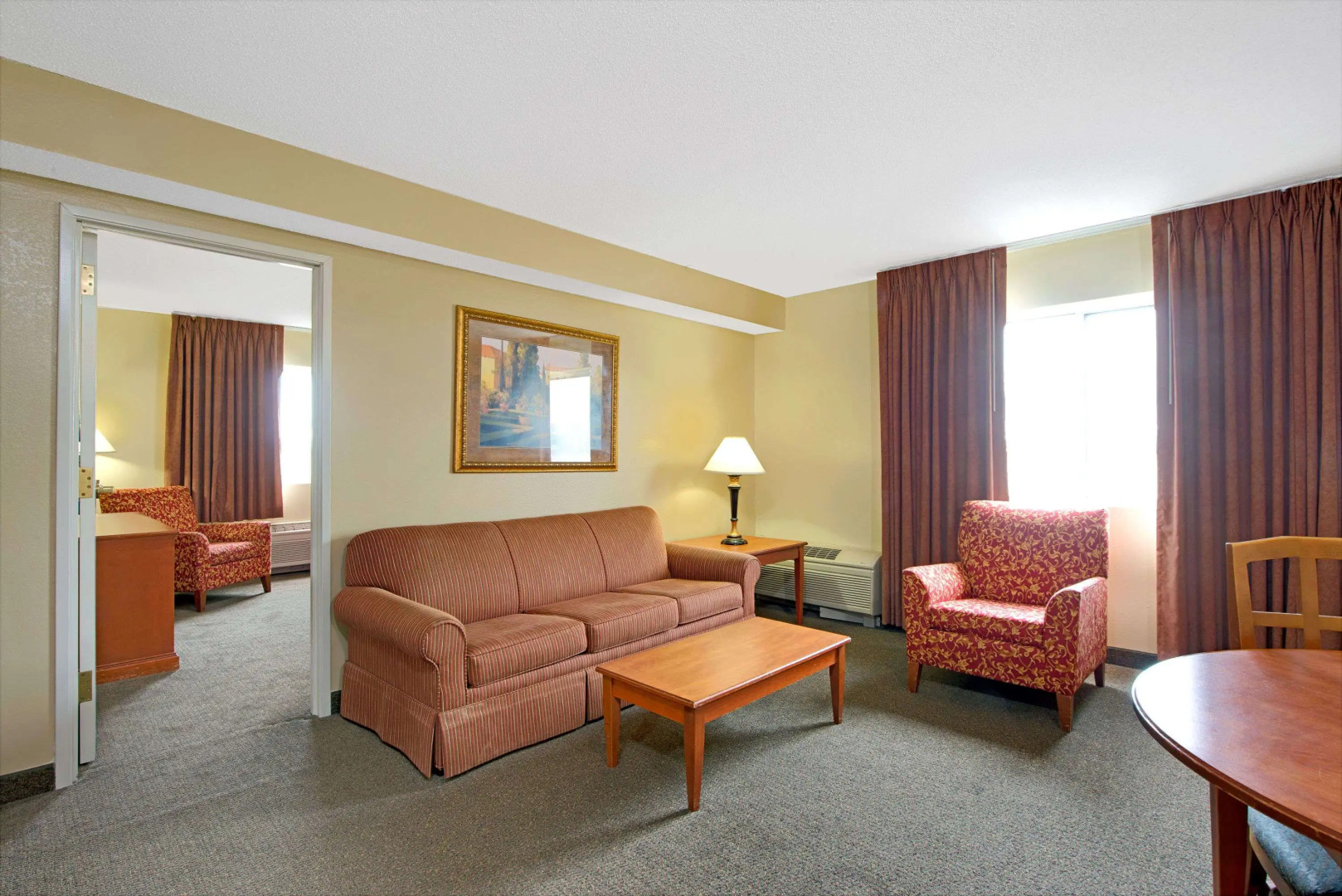 Days Inn and Suites by Wyndham St. Louis/Westport Plaza