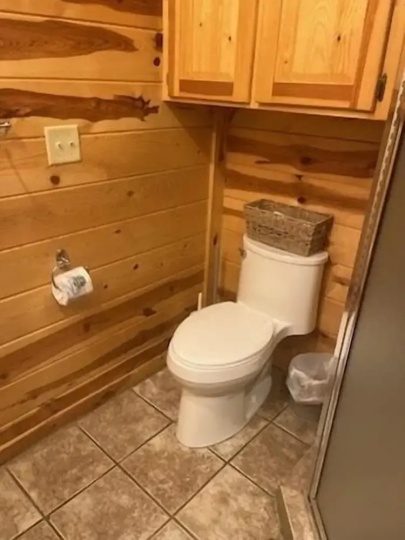 Crooked Pine Cabin With Swing and Hot Tub on the Deck by Redawning