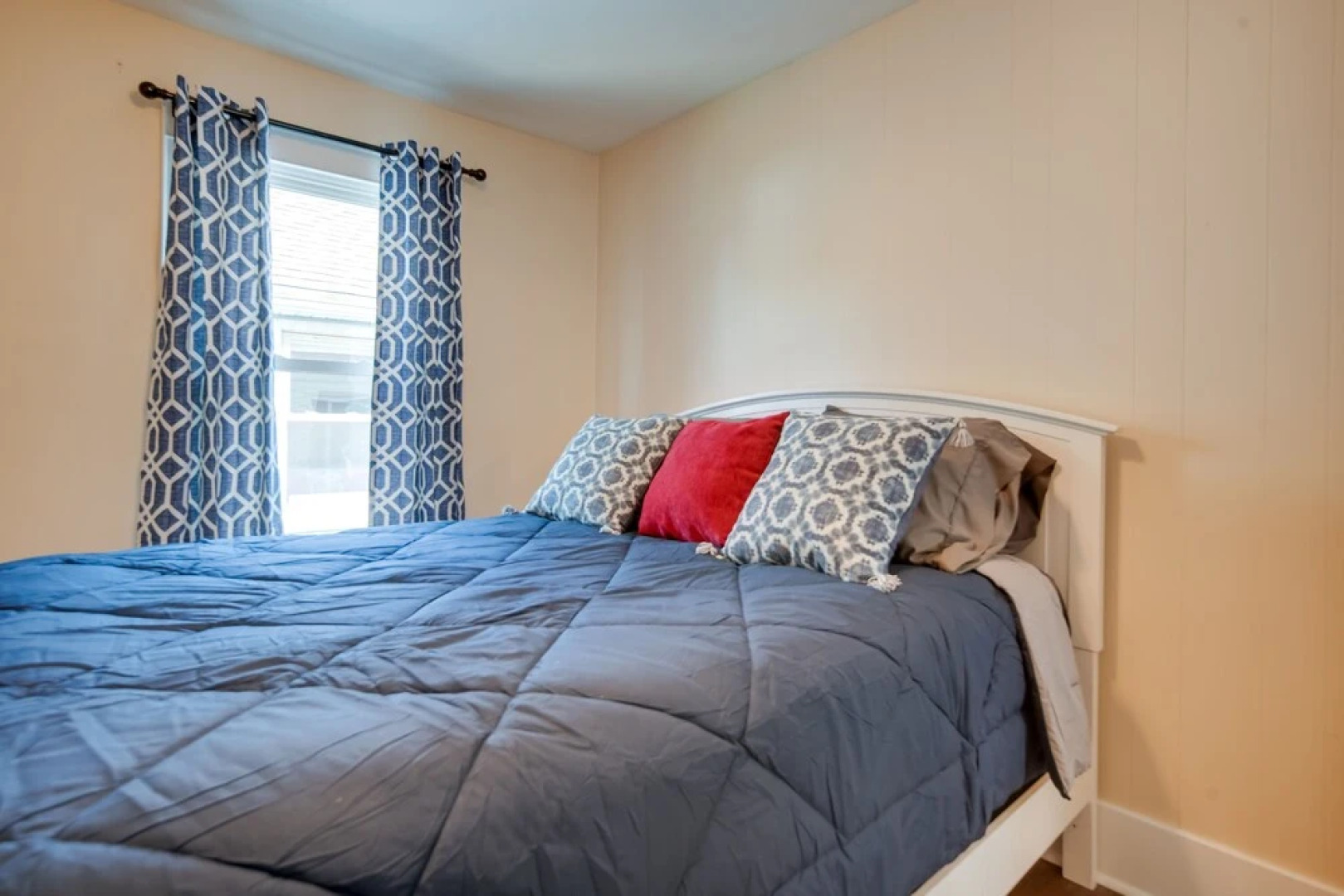 Ashtabula Vacation Rental w/ Covered Balcony