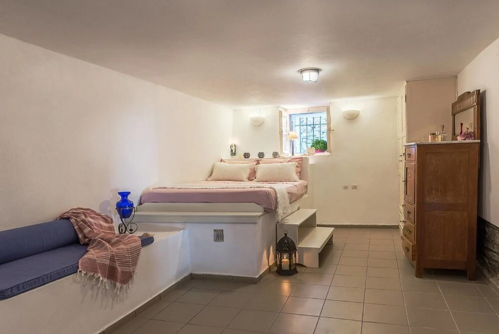 "Aura" apt in Stone Tower 1690 • Andros