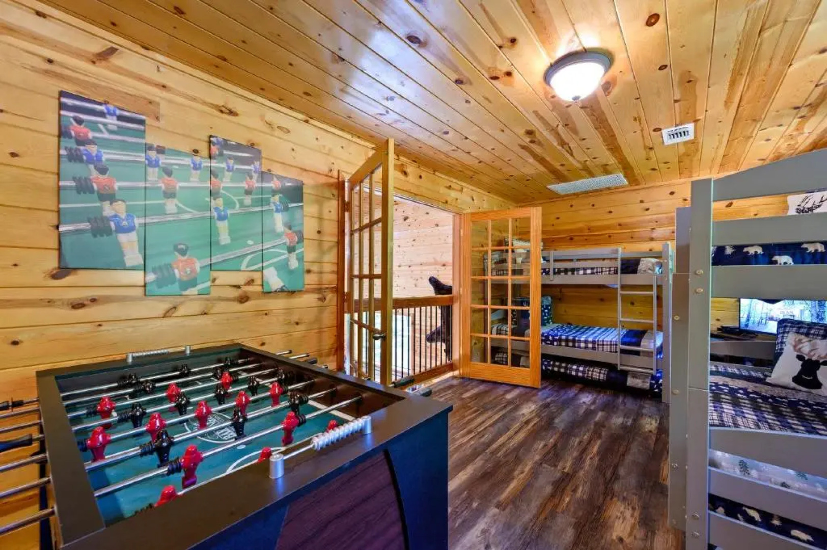 Hickory Bear - Secluded Cabin, Sleeps 10, New Hot Tub, Fire Pit, Arcade, Foosball Table & Deck Slide