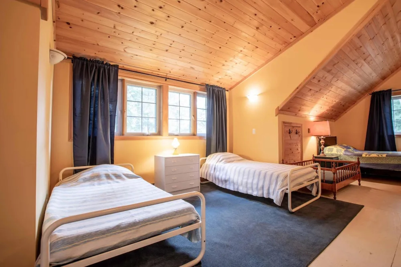 Wildflower Cottage A Fantastic boat access family cottage with a spectacular 500' of waterfront!