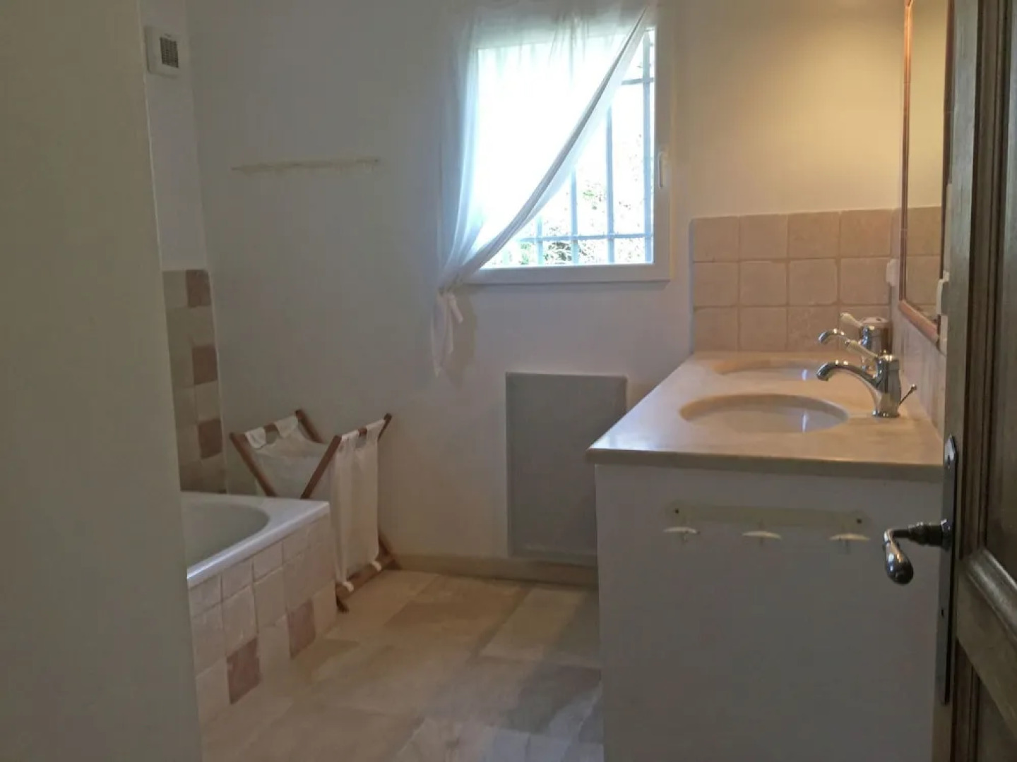 Inviting Villa in Saumane-de-vaucluse With Swimming Pool