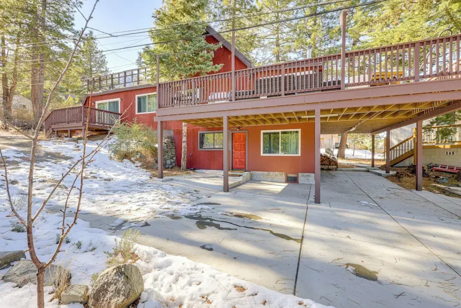 Wraparound Deck & Grill: Wrightwood Cabin Near PCT