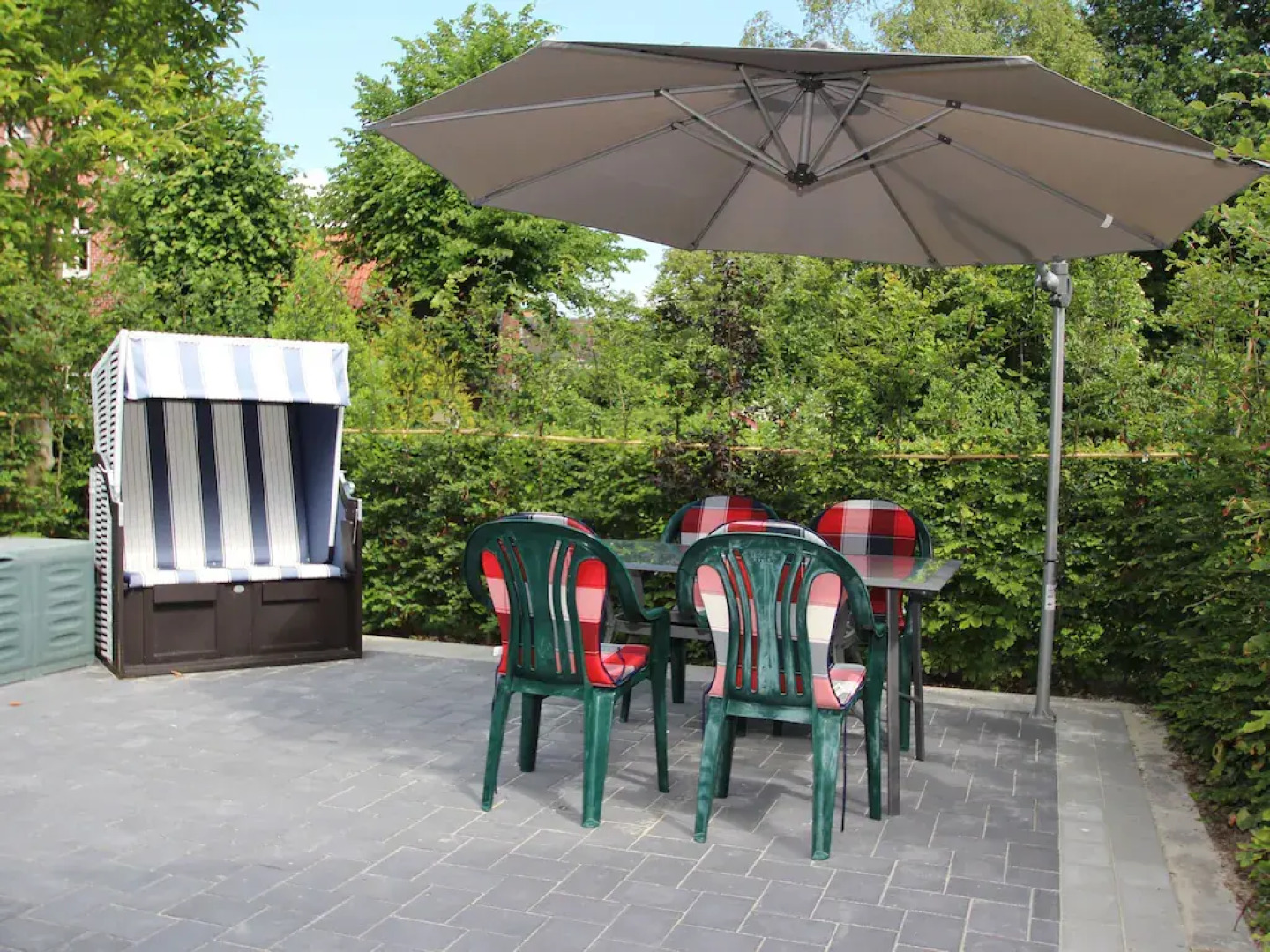 Terraced house in Strackholt with terrace
