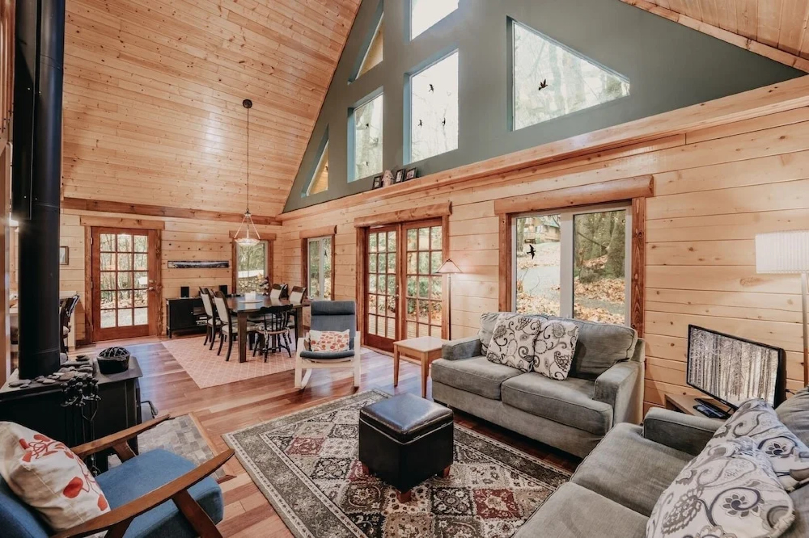 21gs - Log  - Pets Ok - Sleeps 6 3 Bedroom Home by RedAwning