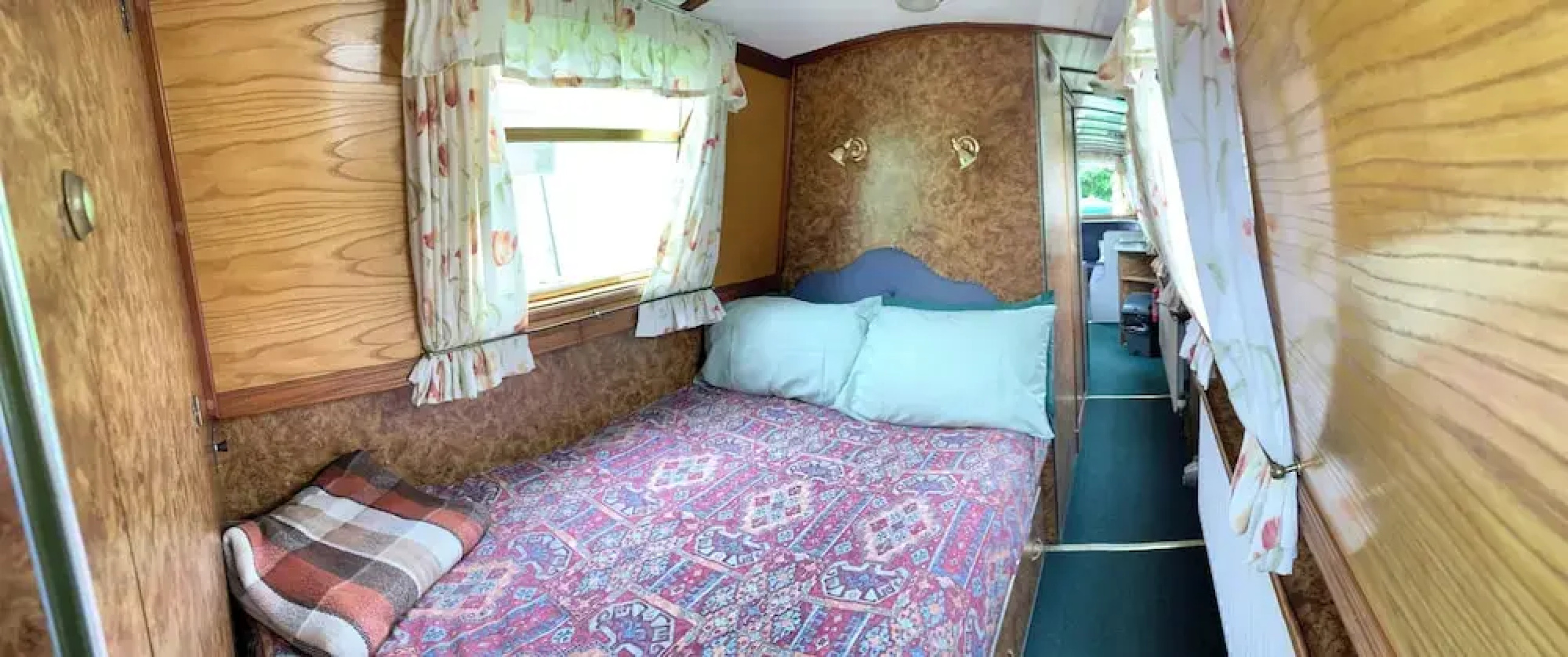 Stone - Boat - Sleeps 2 - Pet Friiendly- 85ws