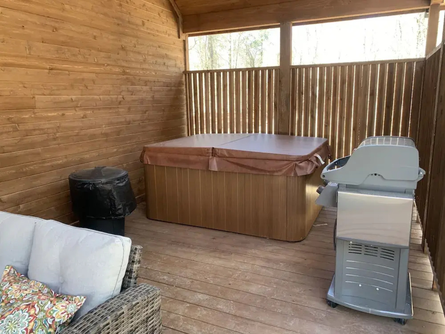 Standing Bear Studio Cabin With Hot Tub on the Deck by Redawning