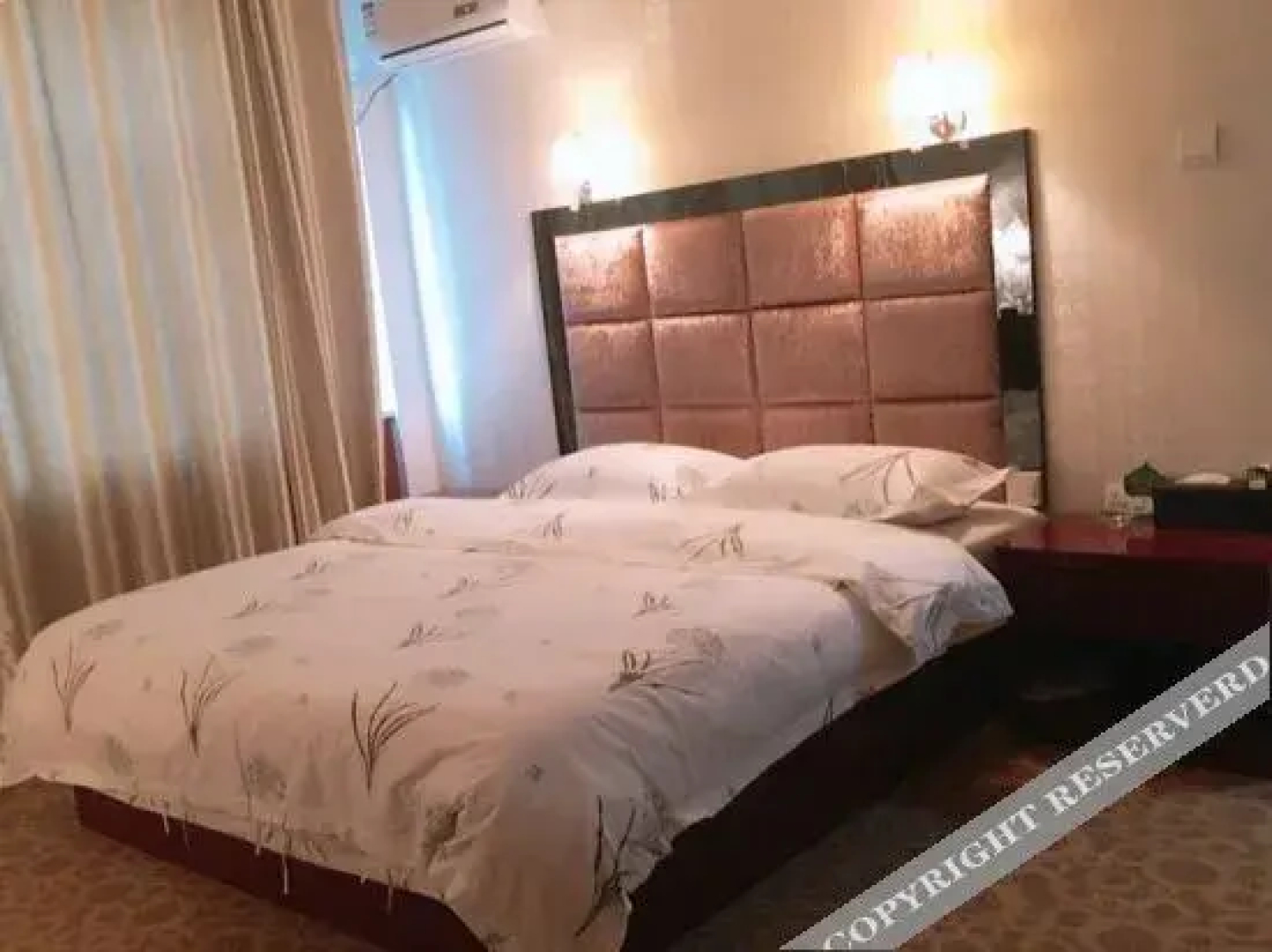 Ruoqiang holiday inn